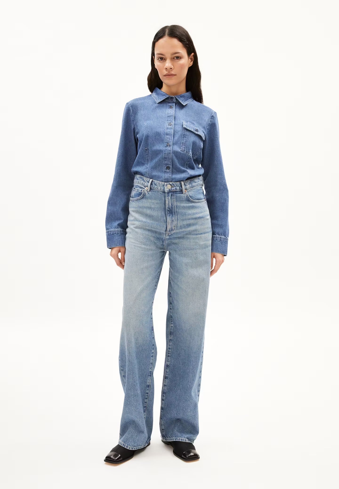 Wide leg jeans Enijaa from Armedangels. High waist, 5-pocket, zipper and button closure. Made from sustainable organic cotton. In a washed out jeans blue.