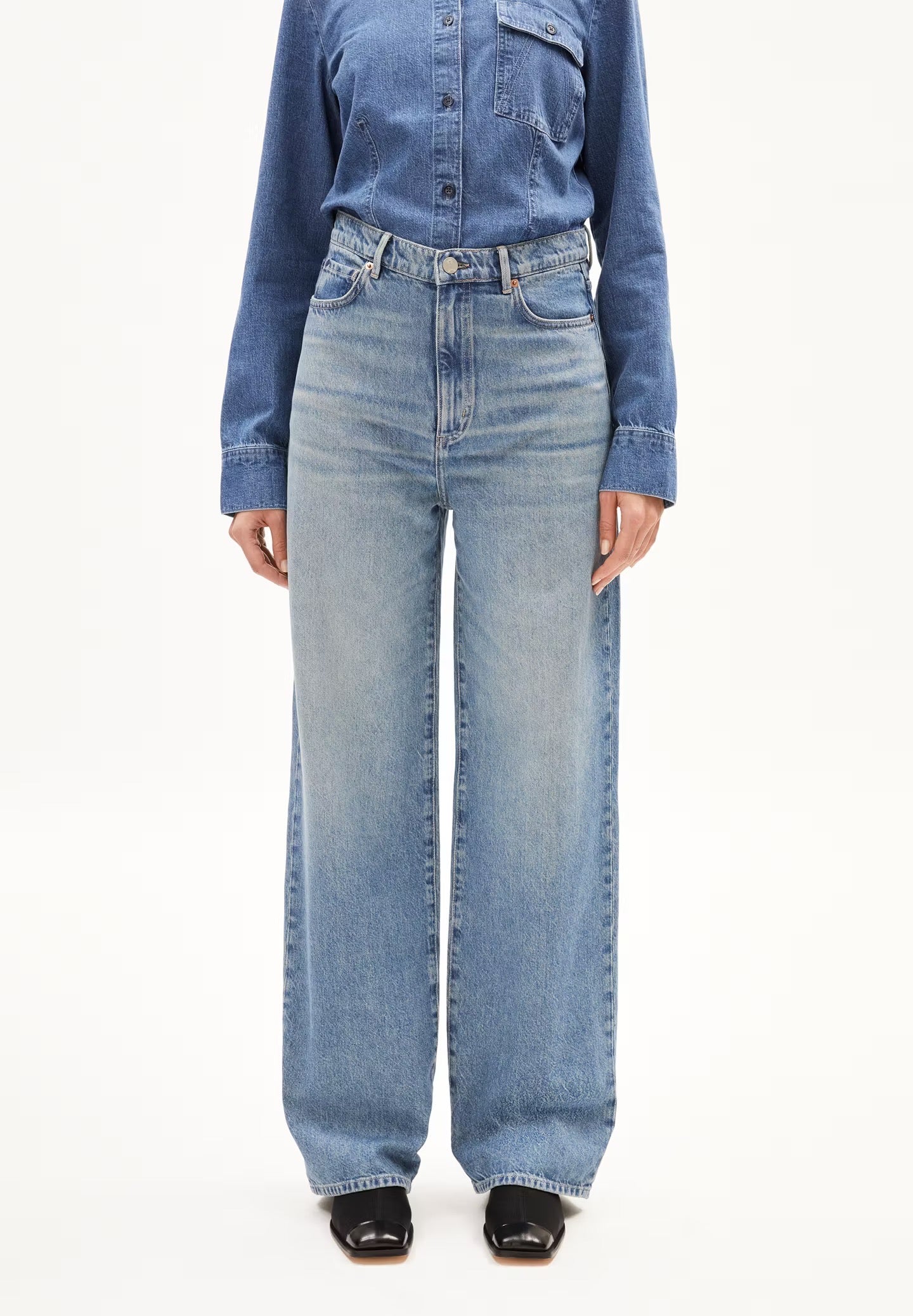 Wide leg jeans Enijaa from Armedangels. High waist, 5-pocket, zipper and button closure. Made from sustainable organic cotton. In a washed out jeans blue.