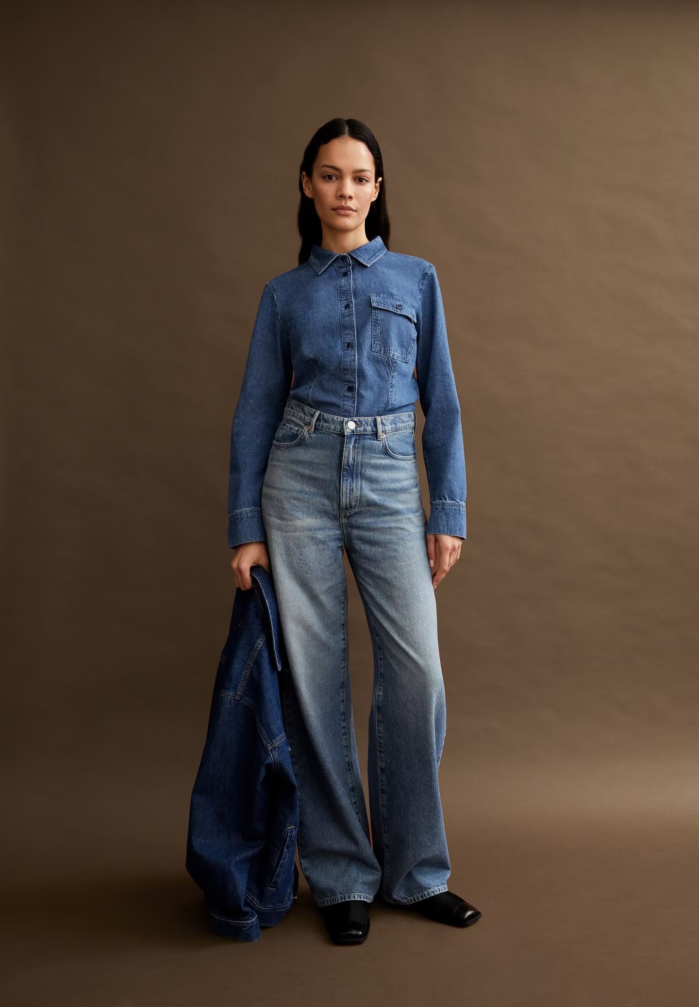 Wide leg jeans Enijaa from Armedangels. High waist, 5-pocket, zipper and button closure. Made from sustainable organic cotton. In a washed out jeans blue.