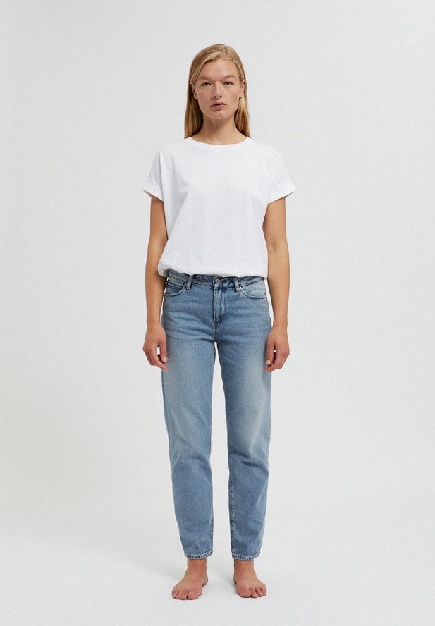 Straight leg mid waist jeans from Armedangels, slightly cropped length. Made from organic cotton. With zipper closure, side pockets and back pockets. In mid denim blue.