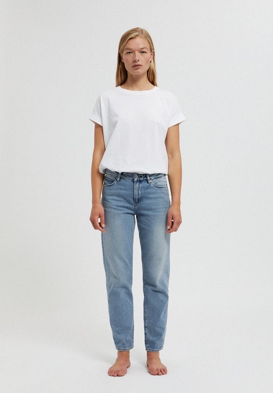 Straight leg mid waist jeans from Armedangels, slightly cropped length. Made from organic cotton. With zipper closure, side pockets and back pockets. In mid denim blue.