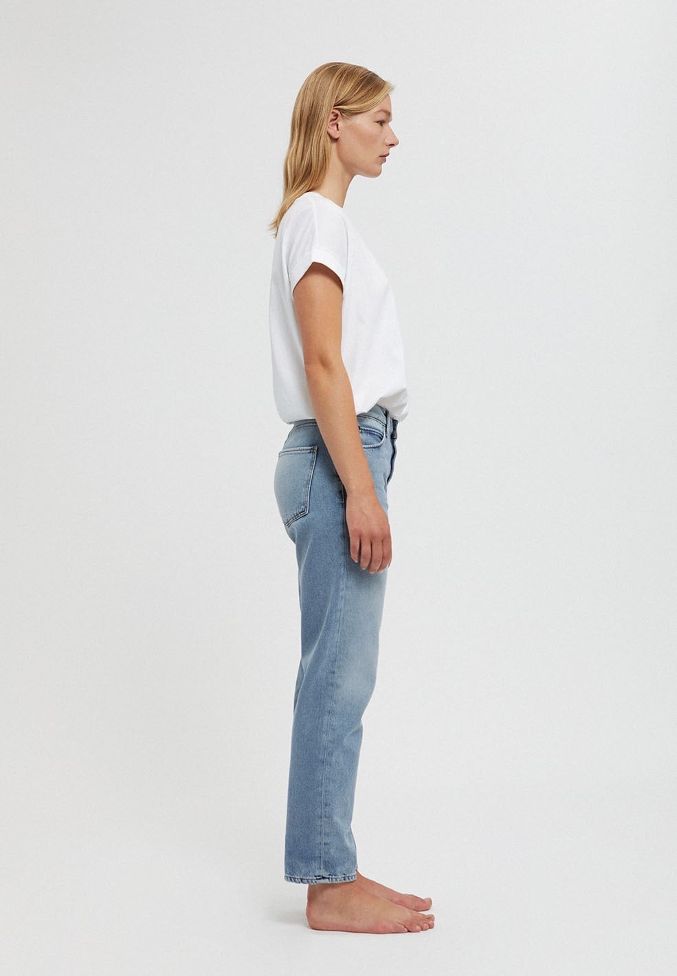 Straight leg mid waist jeans from Armedangels, slightly cropped length. Made from organic cotton. With zipper closure, side pockets and back pockets. In mid denim blue.
