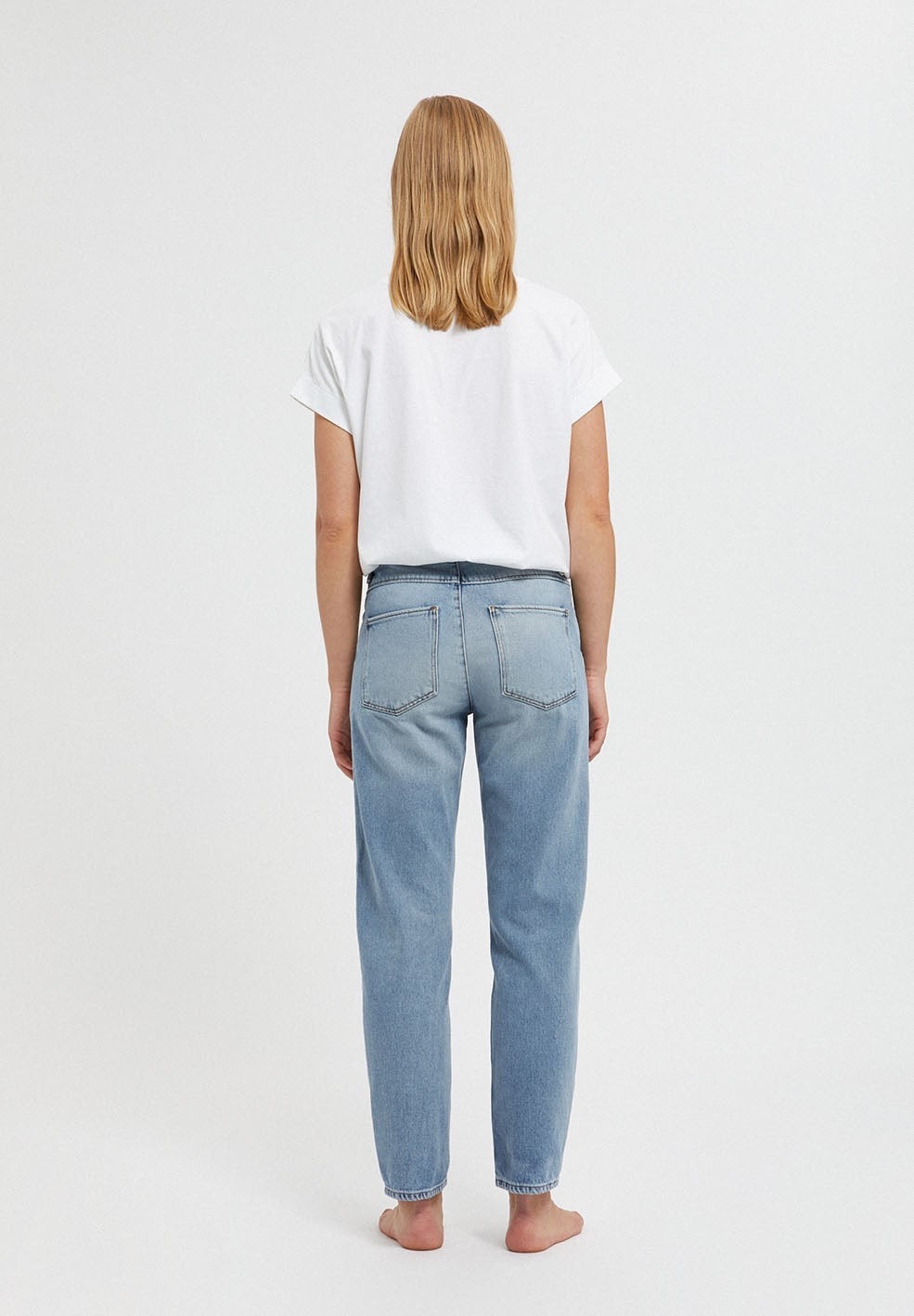Straight leg mid waist jeans from Armedangels, slightly cropped length. Made from organic cotton. With zipper closure, side pockets and back pockets. In mid denim blue.
