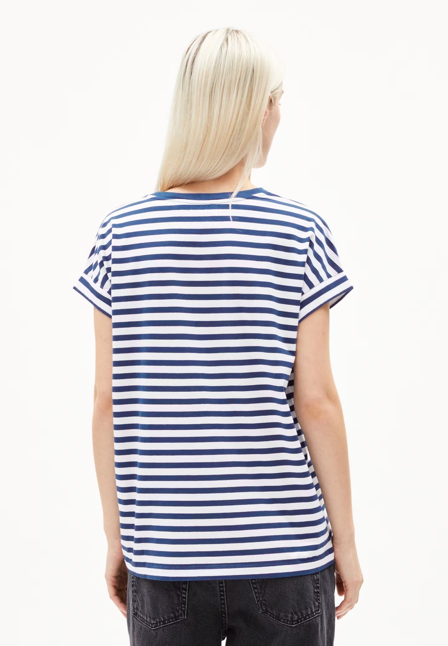 Cap sleeve t-shirt from Armedangels. Relaxed fit. Made from sustainable organic cotton. Blue and white horizontal stripes.