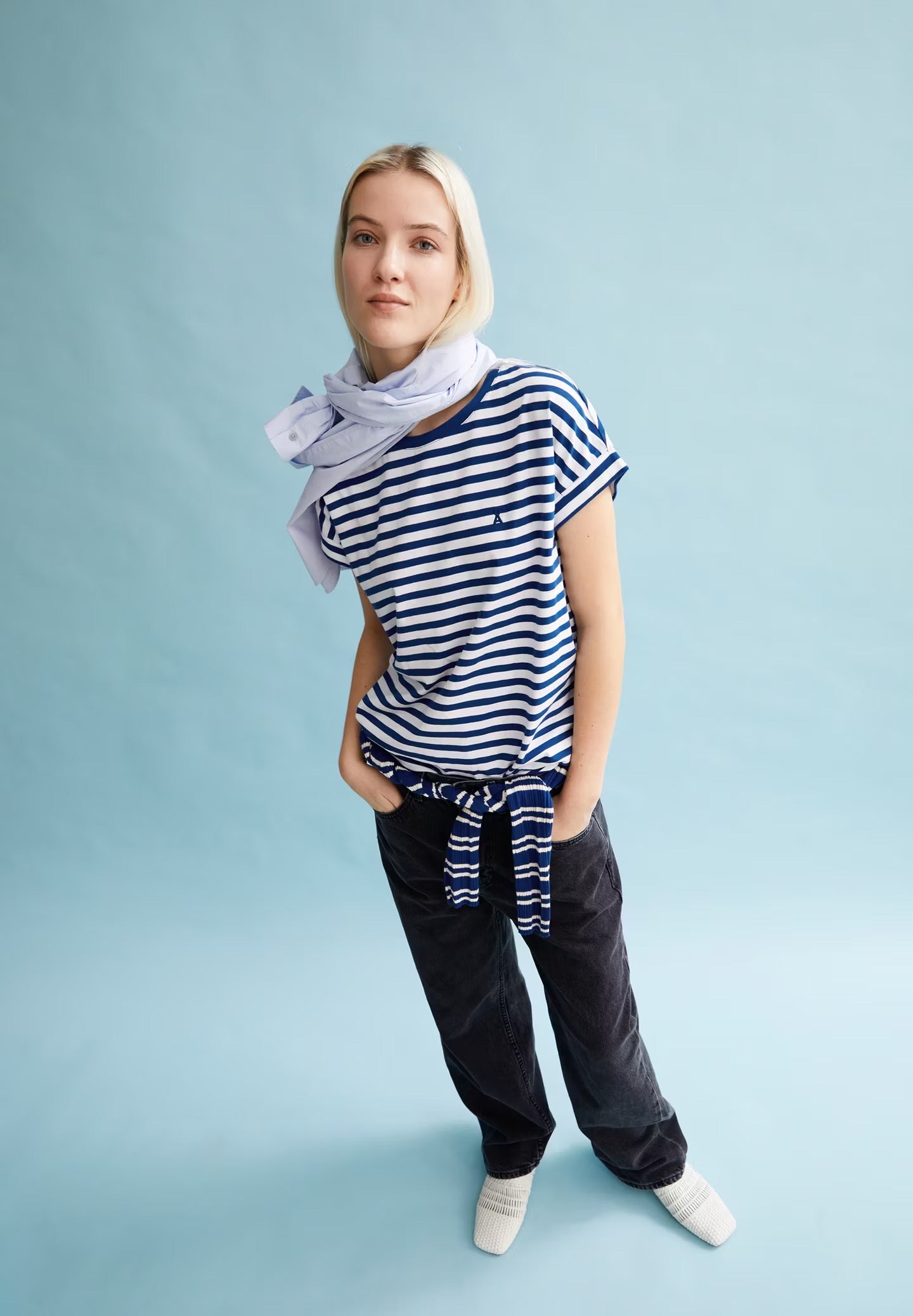 Cap sleeve t-shirt from Armedangels. Relaxed fit. Made from sustainable organic cotton. Blue and white horizontal stripes.