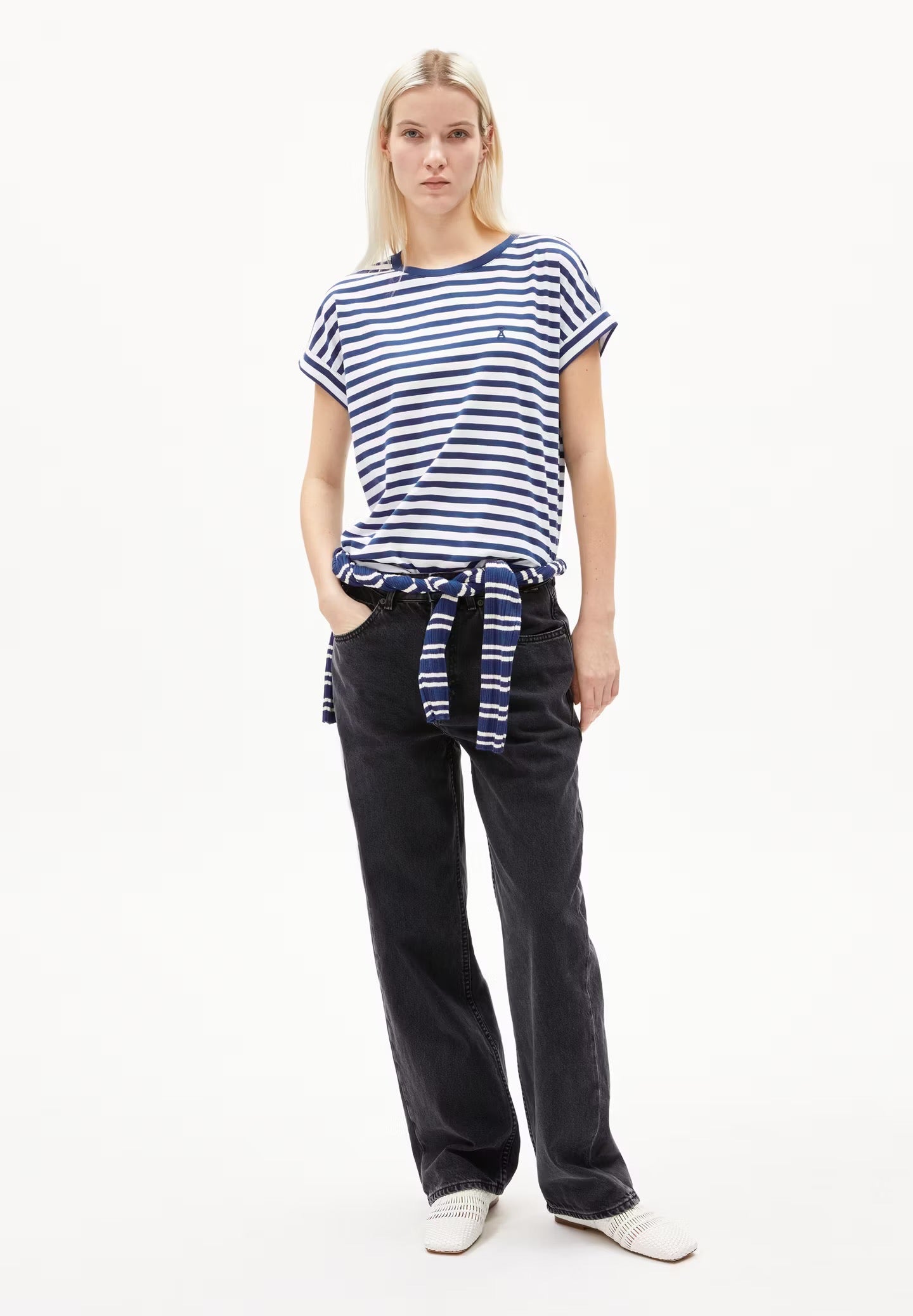 Cap sleeve t-shirt from Armedangels. Relaxed fit. Made from sustainable organic cotton. Blue and white horizontal stripes.