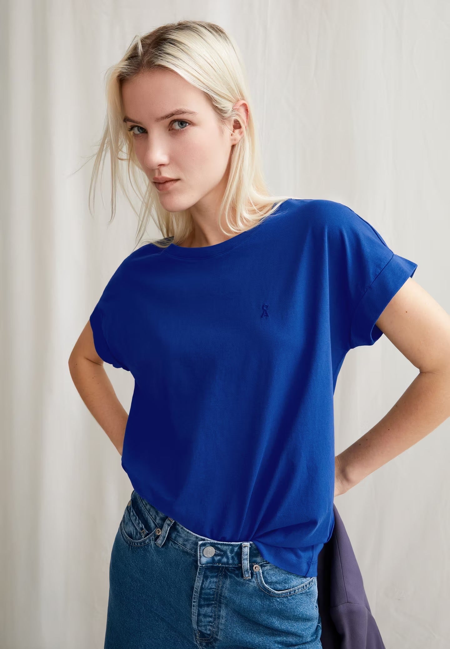 Cap sleeve t-shirt from Armedangels. Relaxed fit. Made from sustainable organic cotton. In lapis blue.