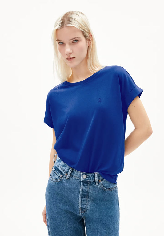 Cap sleeve t-shirt from Armedangels. Relaxed fit. Made from sustainable organic cotton. In lapis blue.