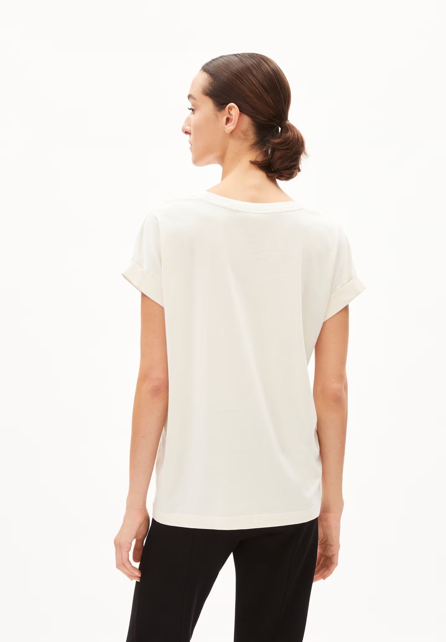 Cap sleeve t-shirt from Armedangels. Relaxed fit. Made from sustainable organic cotton. In off white.