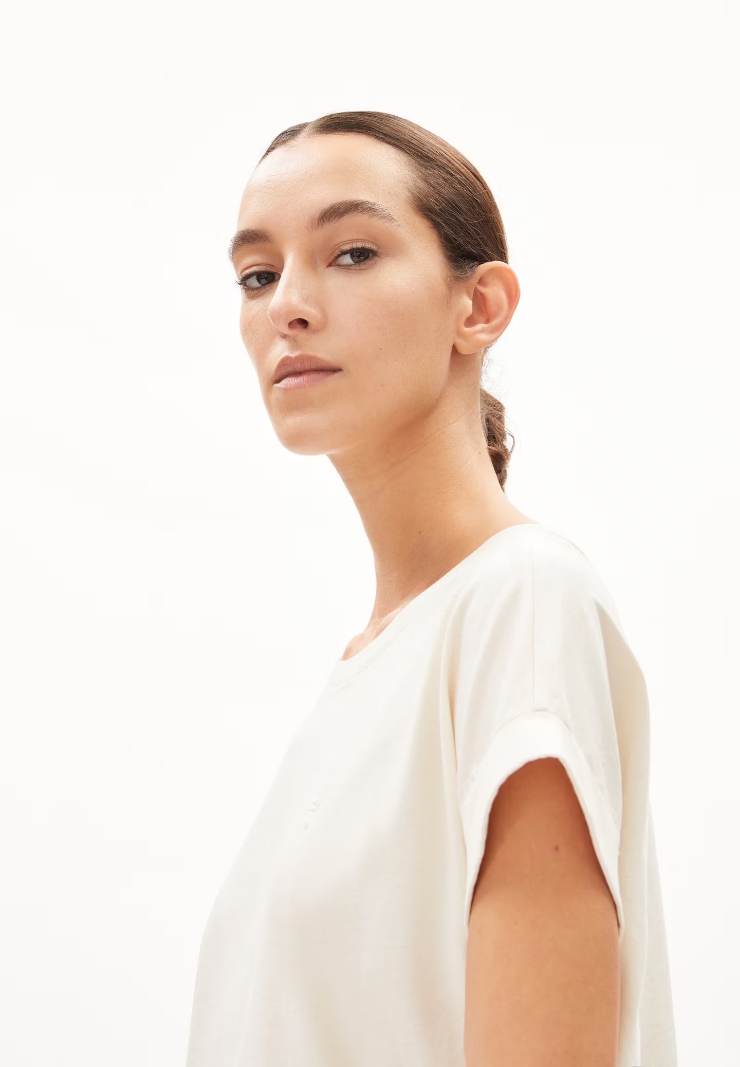 Cap sleeve t-shirt from Armedangels. Relaxed fit. Made from sustainable organic cotton. In off white.