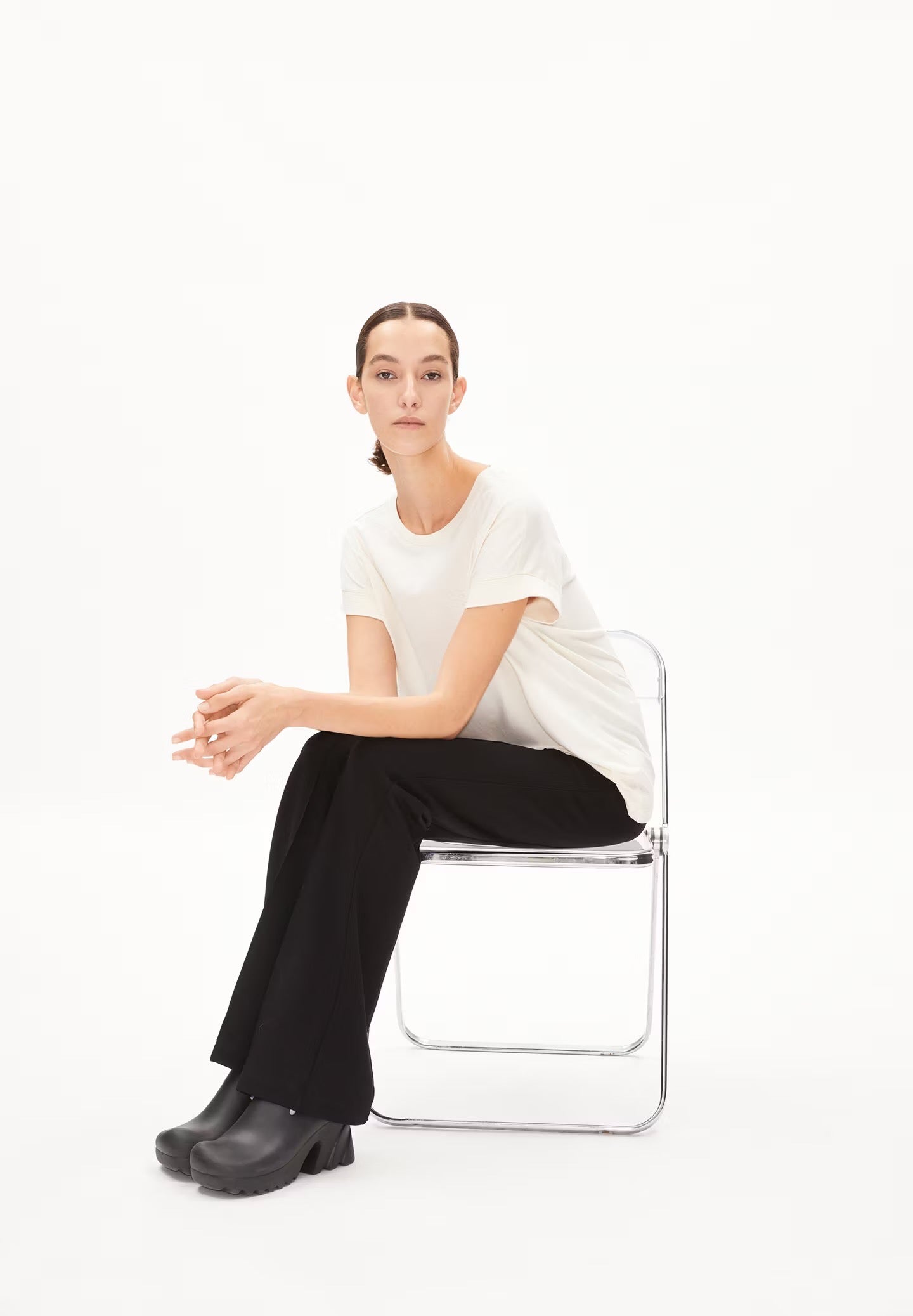 Cap sleeve t-shirt from Armedangels. Relaxed fit. Made from sustainable organic cotton. In off white.