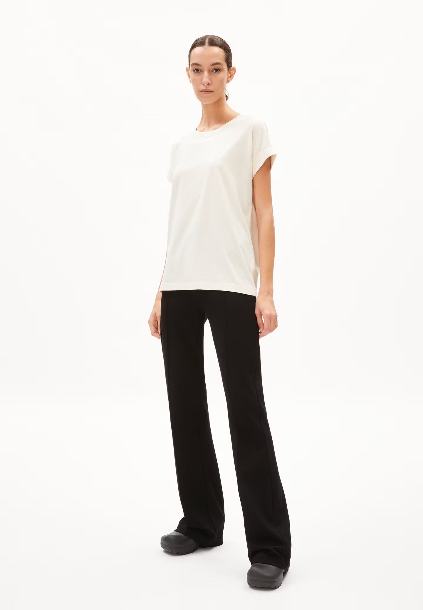 Cap sleeve t-shirt from Armedangels. Relaxed fit. Made from sustainable organic cotton. In off white.