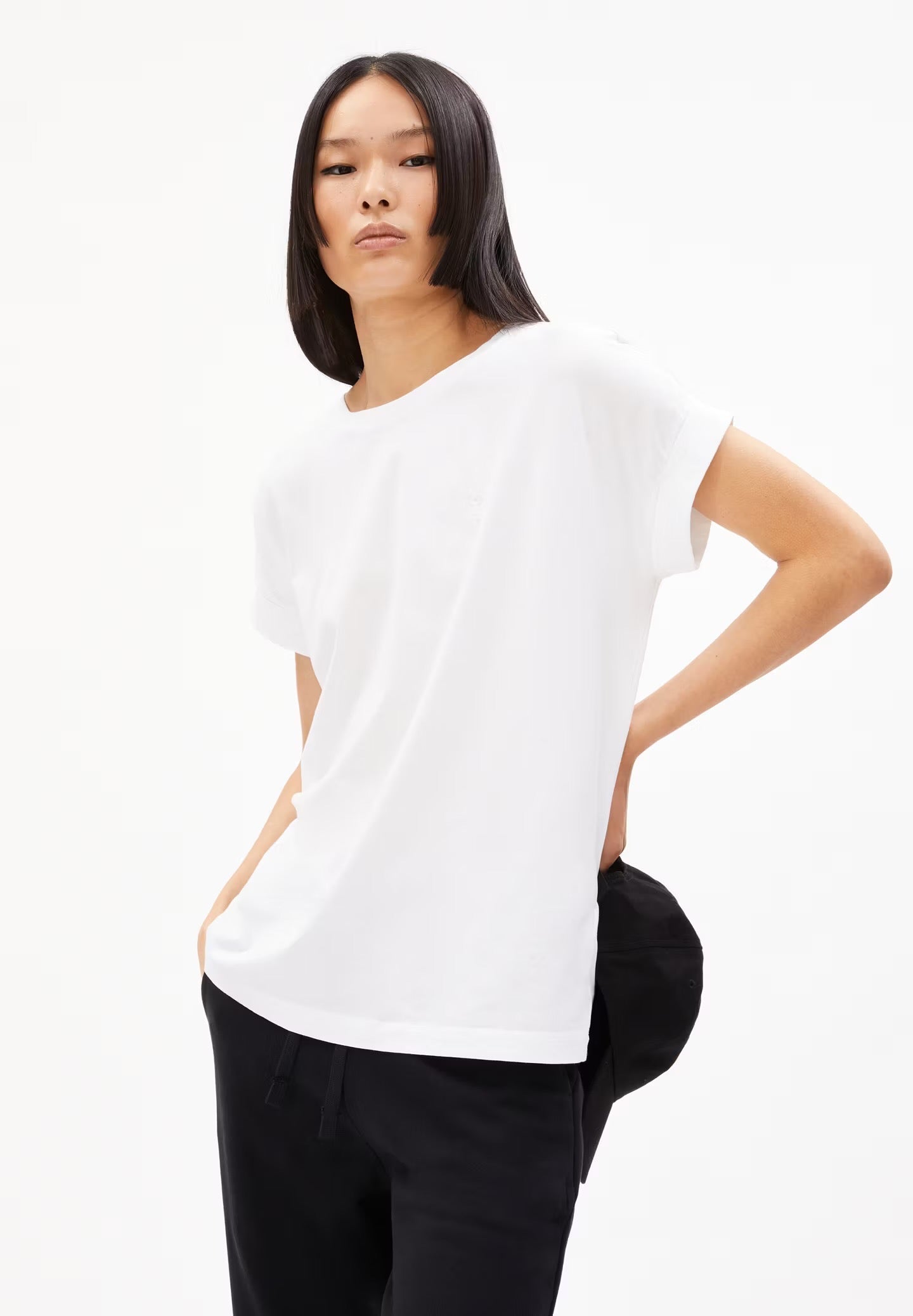 Cap sleeve t-shirt from Armedangels. Relaxed fit. Made from sustainable organic cotton. In white.