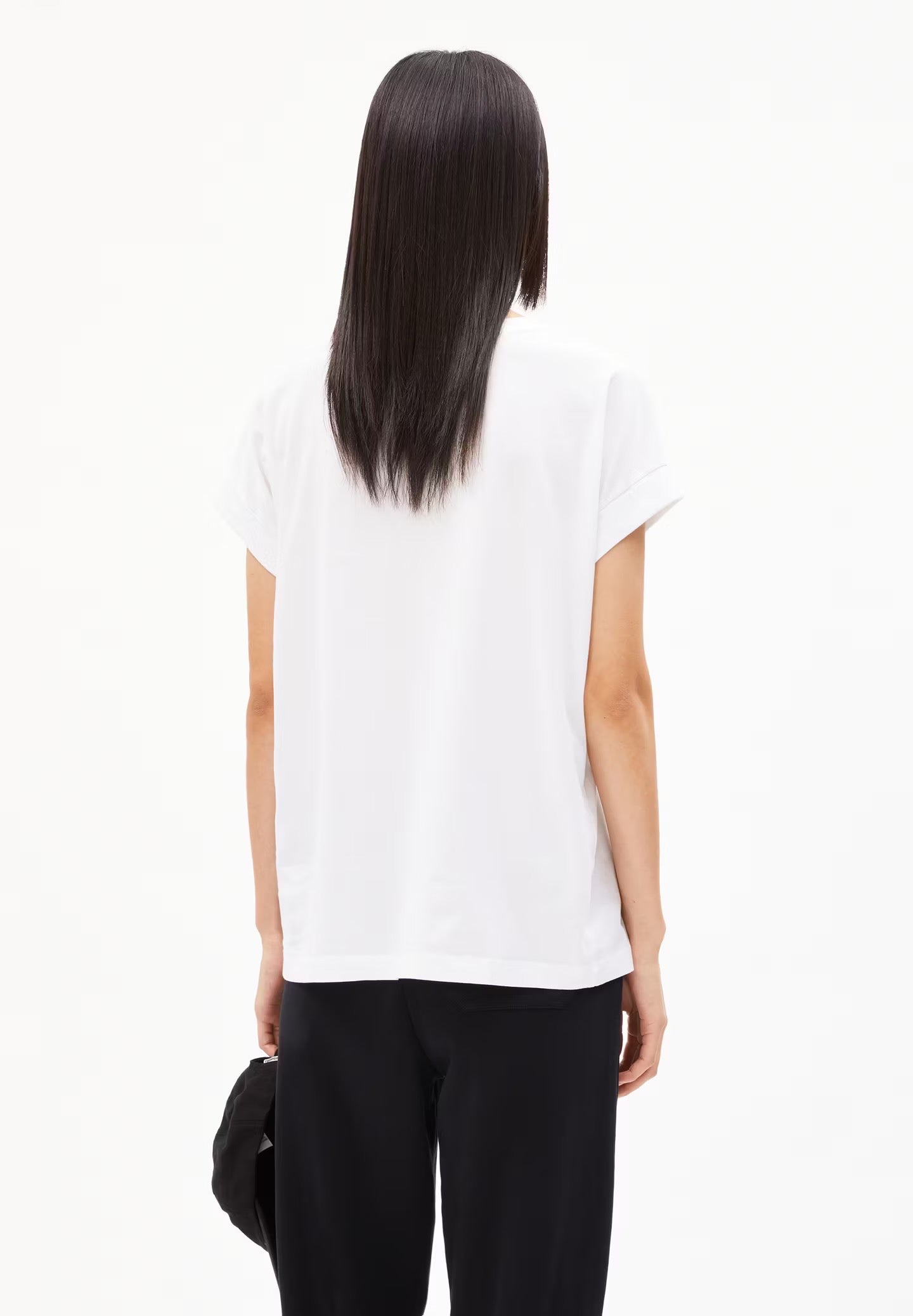 Cap sleeve t-shirt from Armedangels. Relaxed fit. Made from sustainable organic cotton. In white.