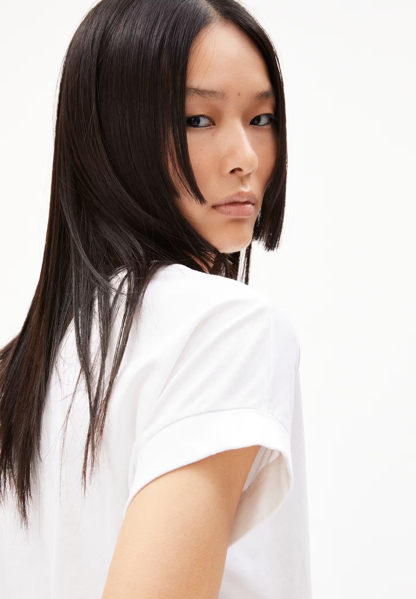 Cap sleeve t-shirt from Armedangels. Relaxed fit. Made from sustainable organic cotton. In white.