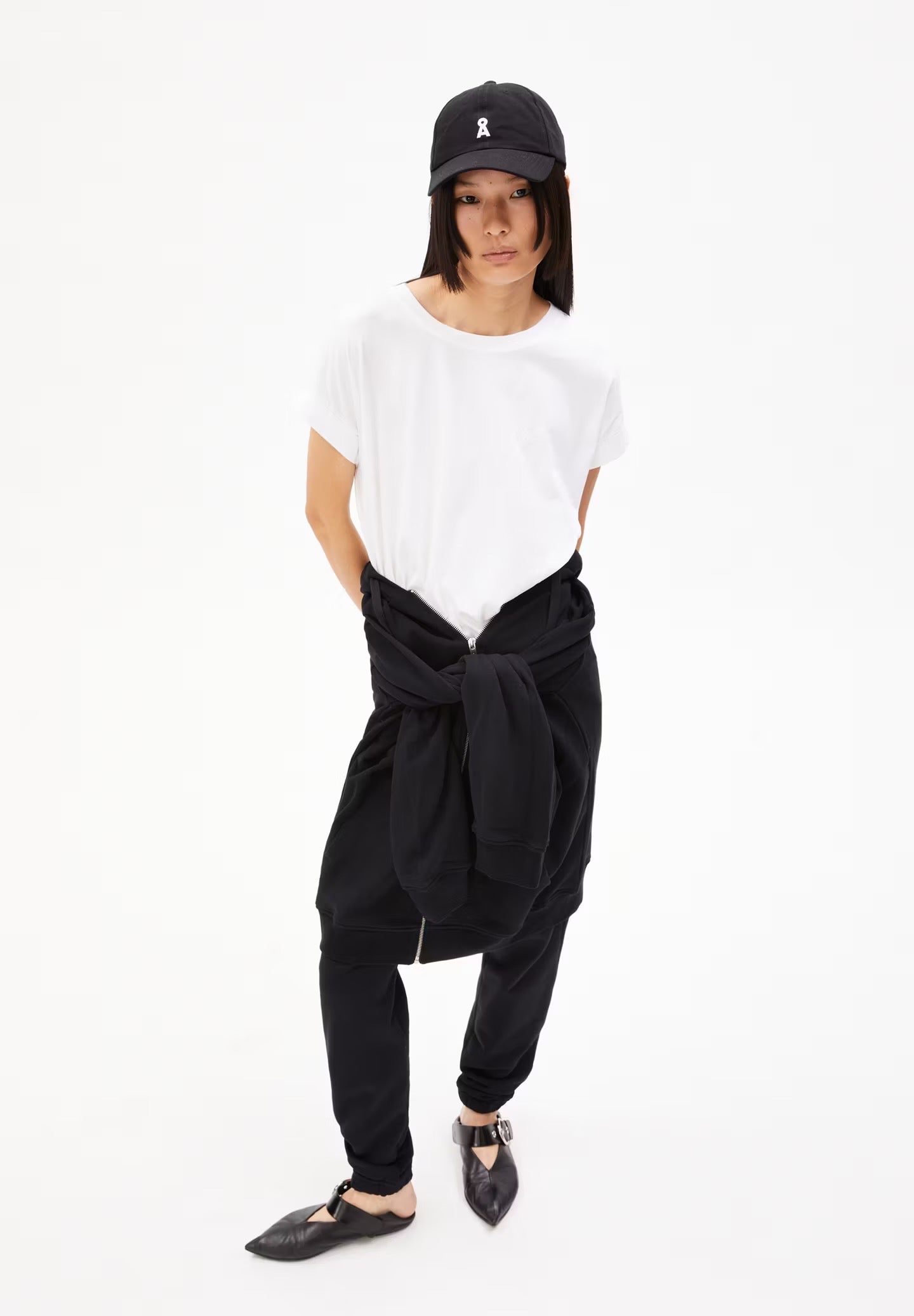 Cap sleeve t-shirt from Armedangels. Relaxed fit. Made from sustainable organic cotton. In white.