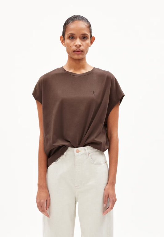 Cap sleeve t-shirt Inaara from Armedangels, made from sustainable organic cotton. Oversized fit and a round neckline. In a soft shade of brown.