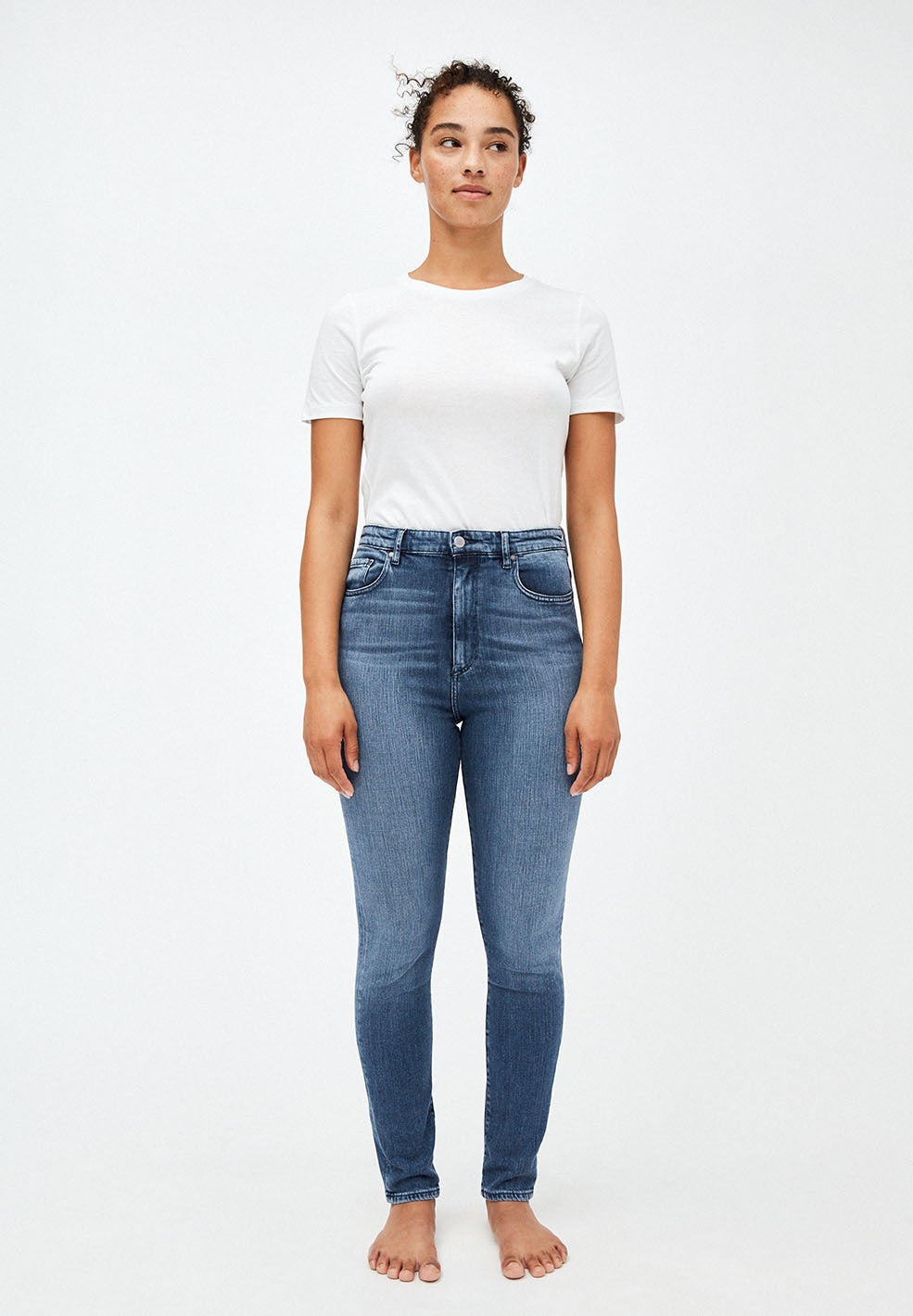 Skinny fit jeans from Armedangels, high waist and full length slim leg, made from a sustainable cotton and lyocell blend. Zipper closure, side pockets and back pockets. In mid denim blue.