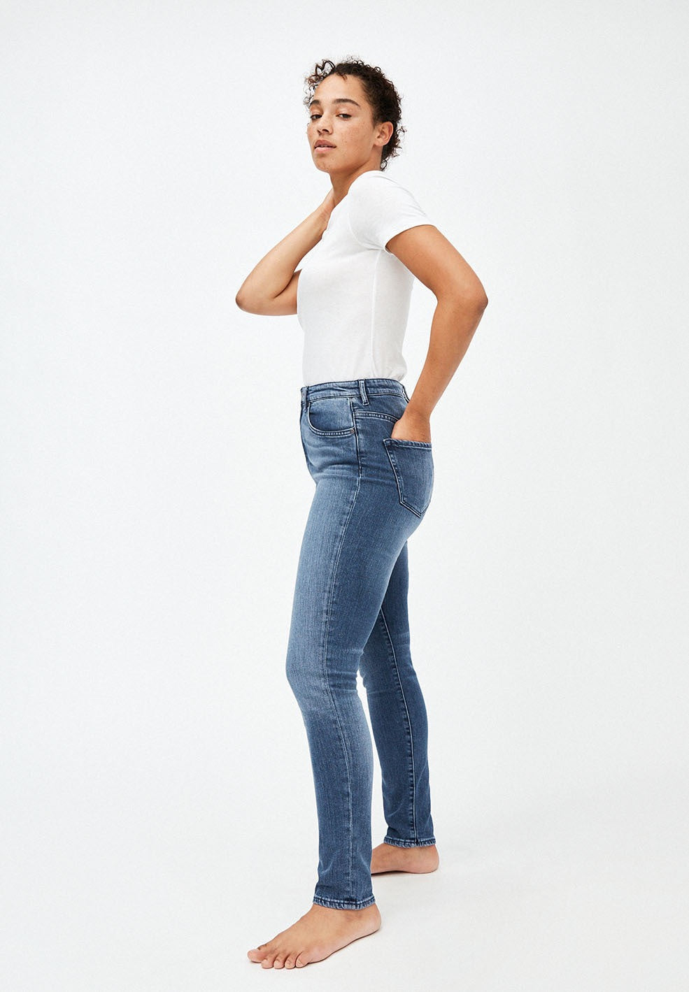 Skinny fit jeans from Armedangels, high waist and full length slim leg, made from a sustainable cotton and lyocell blend. Zipper closure, side pockets and back pockets. In mid denim blue.