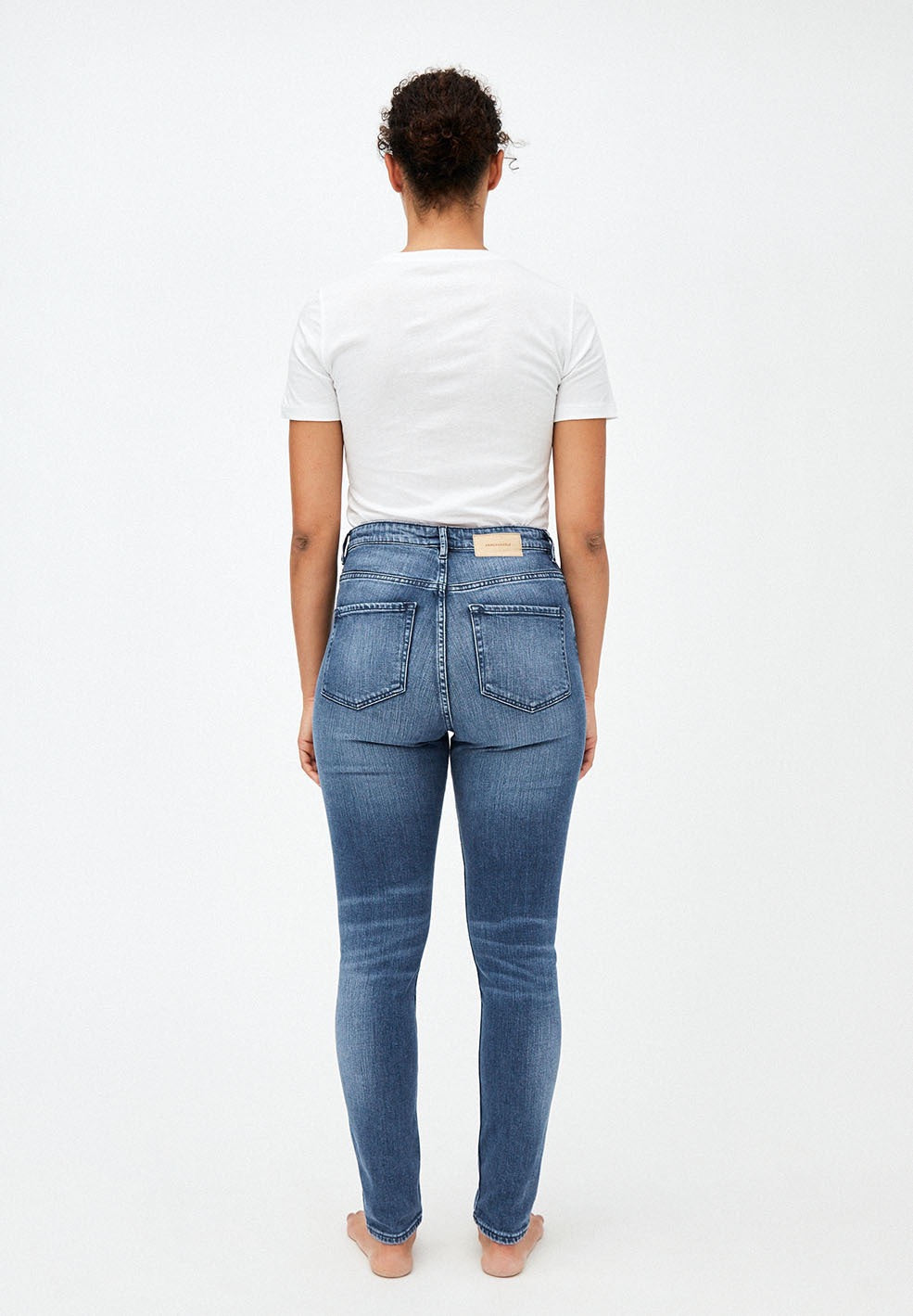 Skinny fit jeans from Armedangels, high waist and full length slim leg, made from a sustainable cotton and lyocell blend. Zipper closure, side pockets and back pockets. In mid denim blue.