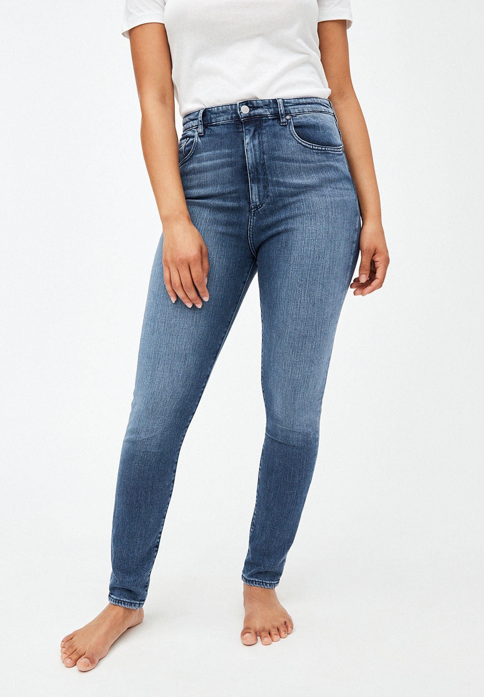 Skinny fit jeans from Armedangels, high waist and full length slim leg, made from a sustainable cotton and lyocell blend. Zipper closure, side pockets and back pockets. In mid denim blue.