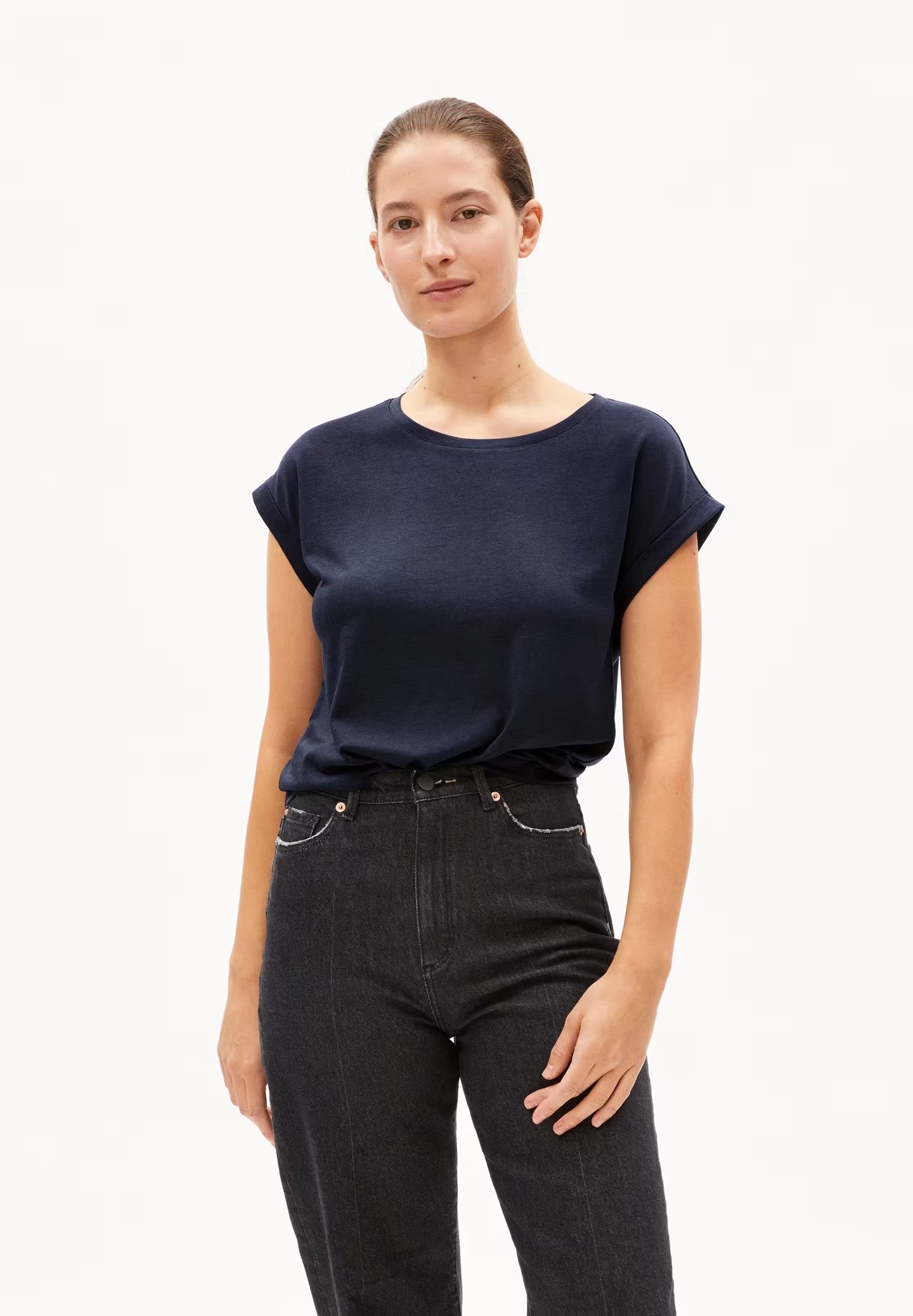 Cap sleeve t-shirt Jilaana by Armedangels. Made from a sustainable organic cotton and tencel lyocell blend. Normal fit, round neckline. Navy blue.