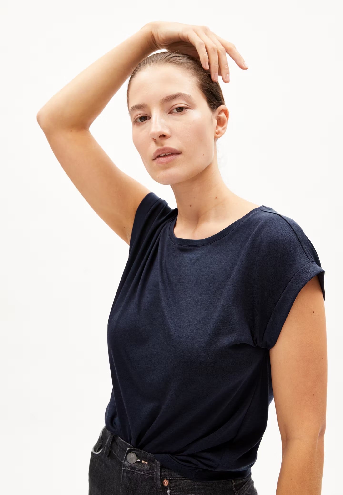 Cap sleeve t-shirt Jilaana by Armedangels. Made from a sustainable organic cotton and tencel lyocell blend. Normal fit, round neckline. Navy blue.