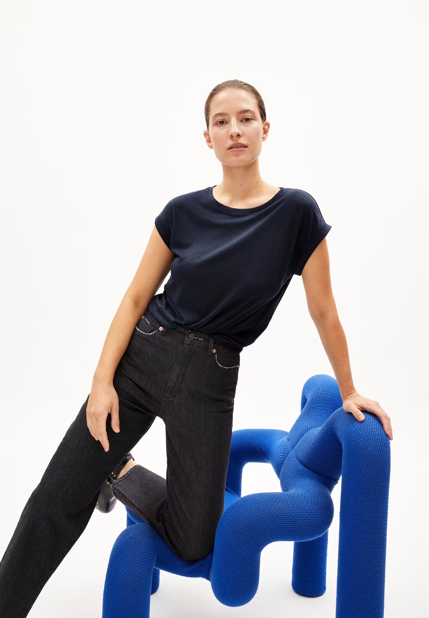 Cap sleeve t-shirt Jilaana by Armedangels. Made from a sustainable organic cotton and tencel lyocell blend. Normal fit, round neckline. Navy blue.