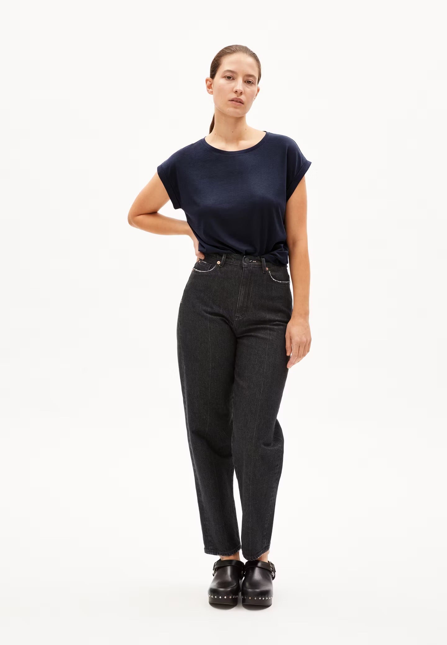 Cap sleeve t-shirt Jilaana by Armedangels. Made from a sustainable organic cotton and tencel lyocell blend. Normal fit, round neckline. Navy blue.