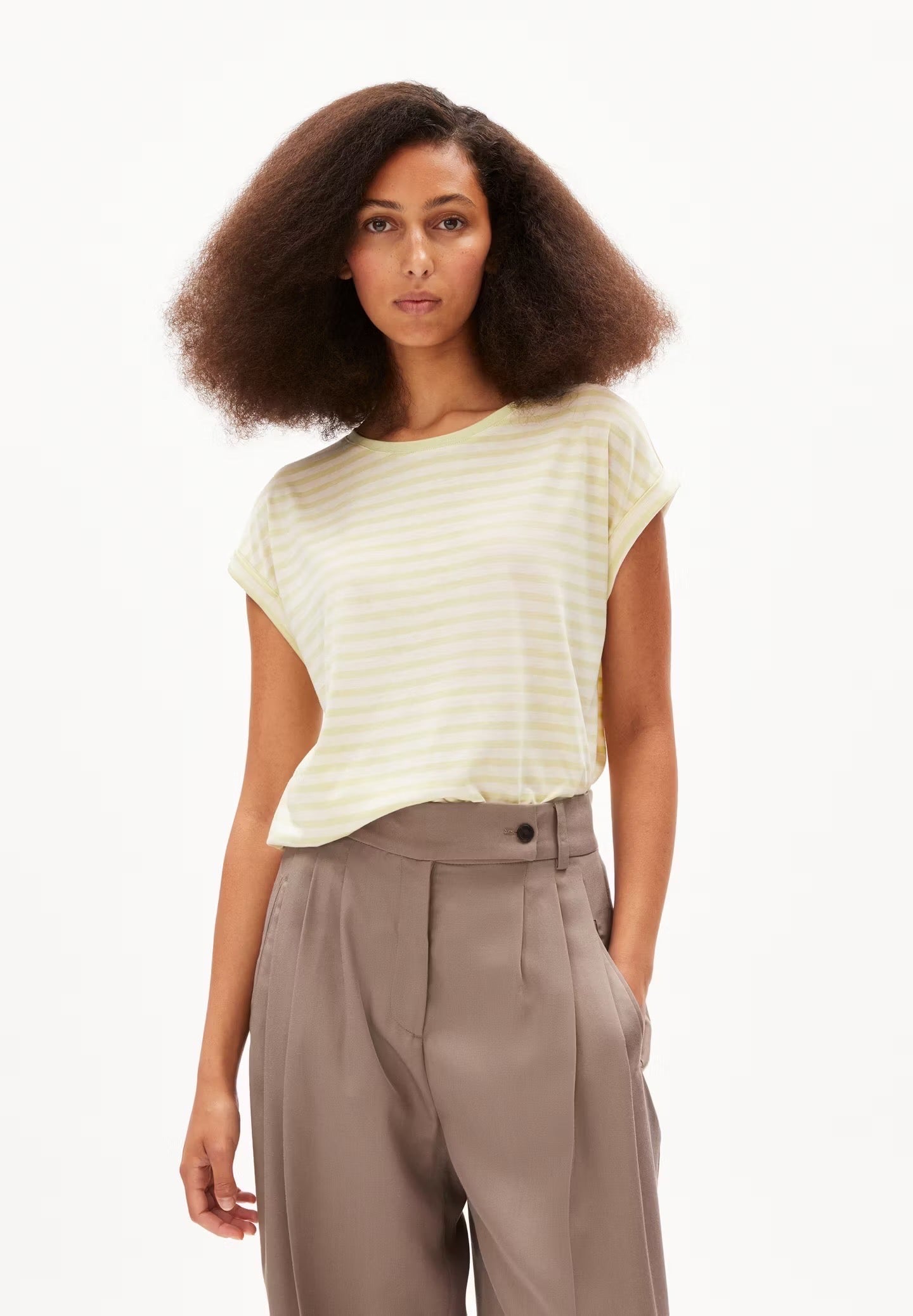 Armedangels Jilaana t-shirt made from a sustainable tencel lyocell and organic cotton blend. With cap sleeves and a round neckline. Relaxed fit. Pastel green horizontal stripes on a oat milk background.