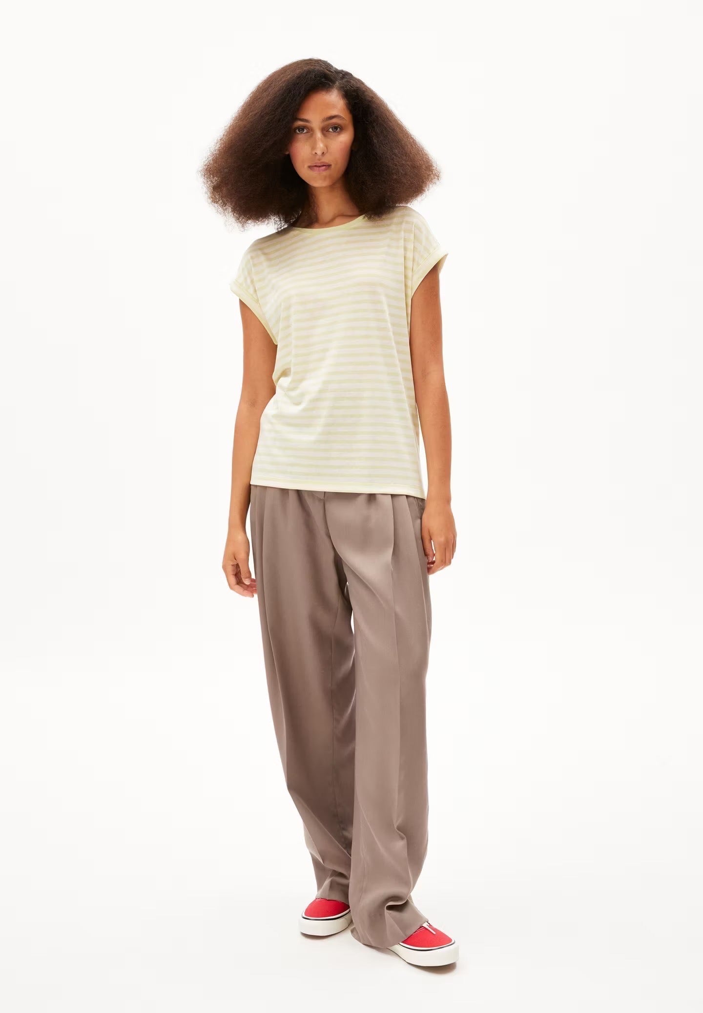 Armedangels Jilaana t-shirt made from a sustainable tencel lyocell and organic cotton blend. With cap sleeves and a round neckline. Relaxed fit. Pastel green horizontal stripes on a oat milk background.