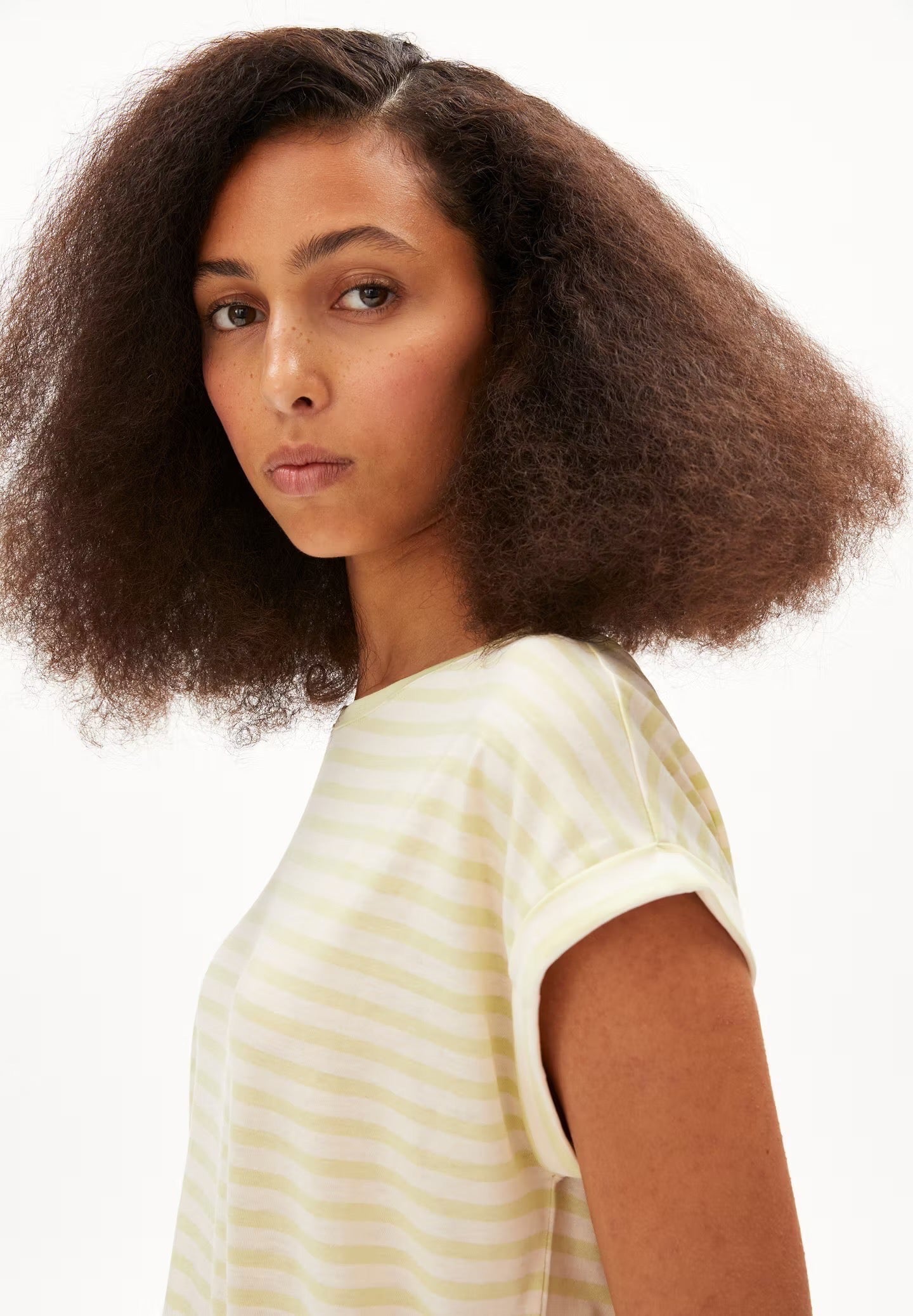 Armedangels Jilaana t-shirt made from a sustainable tencel lyocell and organic cotton blend. With cap sleeves and a round neckline. Relaxed fit. Pastel green horizontal stripes on a oat milk background.