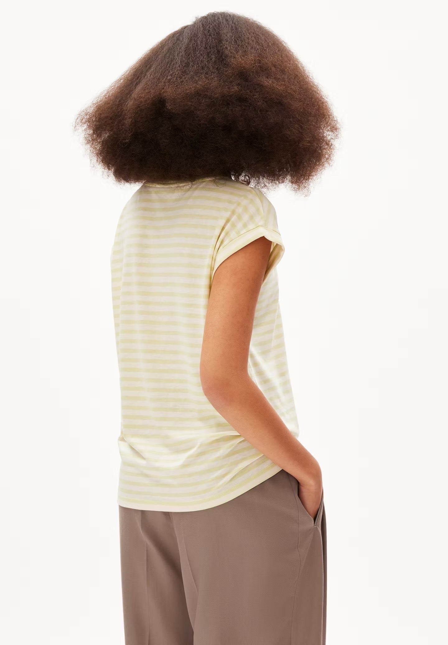 Armedangels Jilaana t-shirt made from a sustainable tencel lyocell and organic cotton blend. With cap sleeves and a round neckline. Relaxed fit. Pastel green horizontal stripes on a oat milk background.