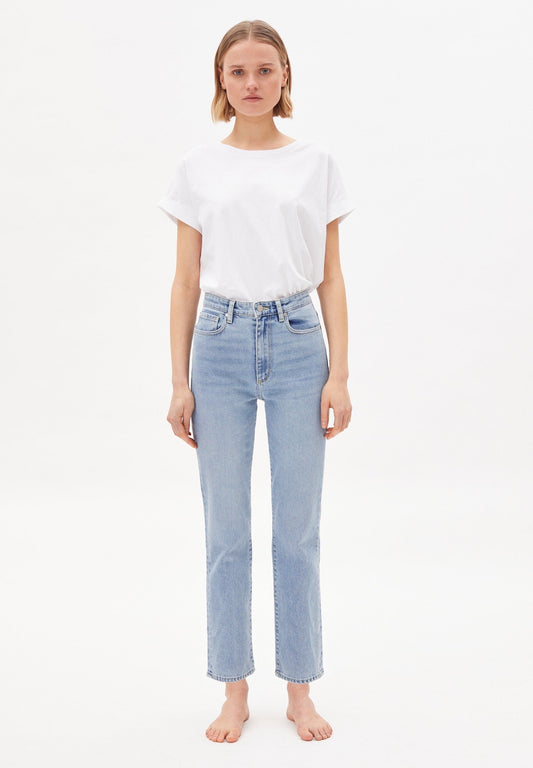 Slim fit high waist jeans from Armedangels. Long straight leg, zip closure, side pockets and back pockets. Made from sustainable organic cotton. In a light shade of denim blue.