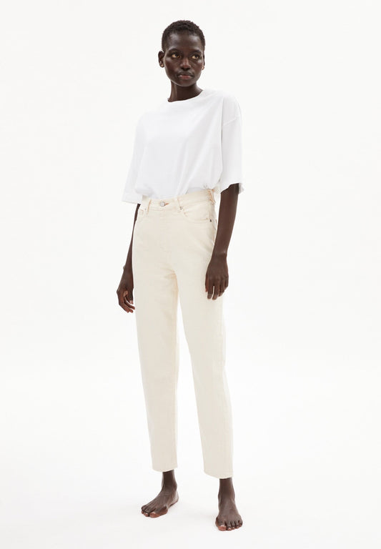 Mom jeans from Armedangels, made with undyed organic cotton. Tapered slightly cropped leg, high waist, zipper closure, side pockets and back pockets.