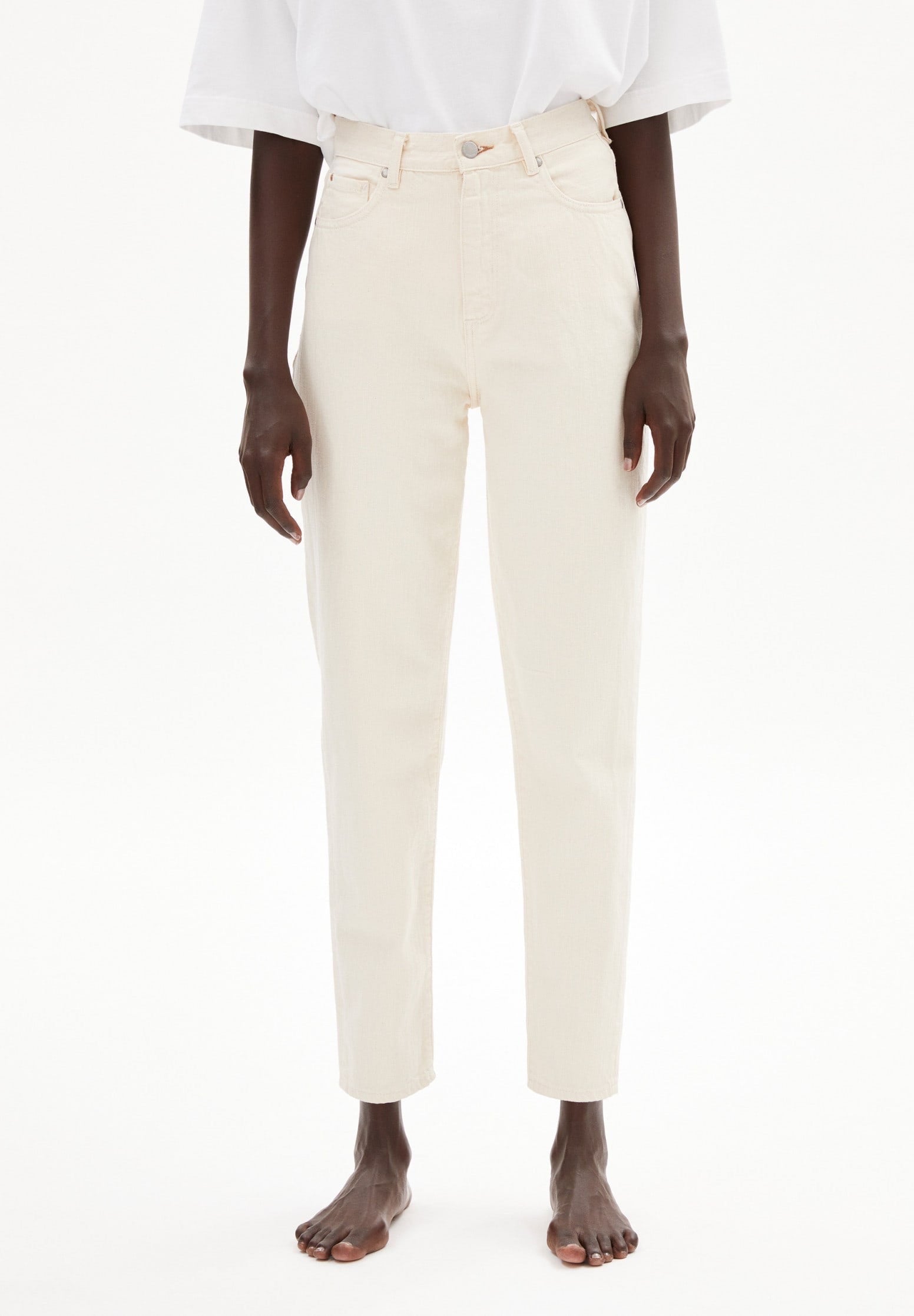 Mom jeans from Armedangels, made with undyed organic cotton. Tapered slightly cropped leg, high waist, zipper closure, side pockets and back pockets.