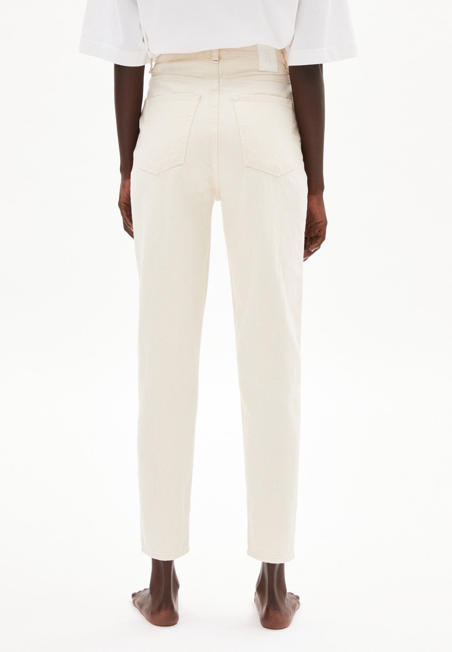 Mom jeans from Armedangels, made with undyed organic cotton. Tapered slightly cropped leg, high waist, zipper closure, side pockets and back pockets.