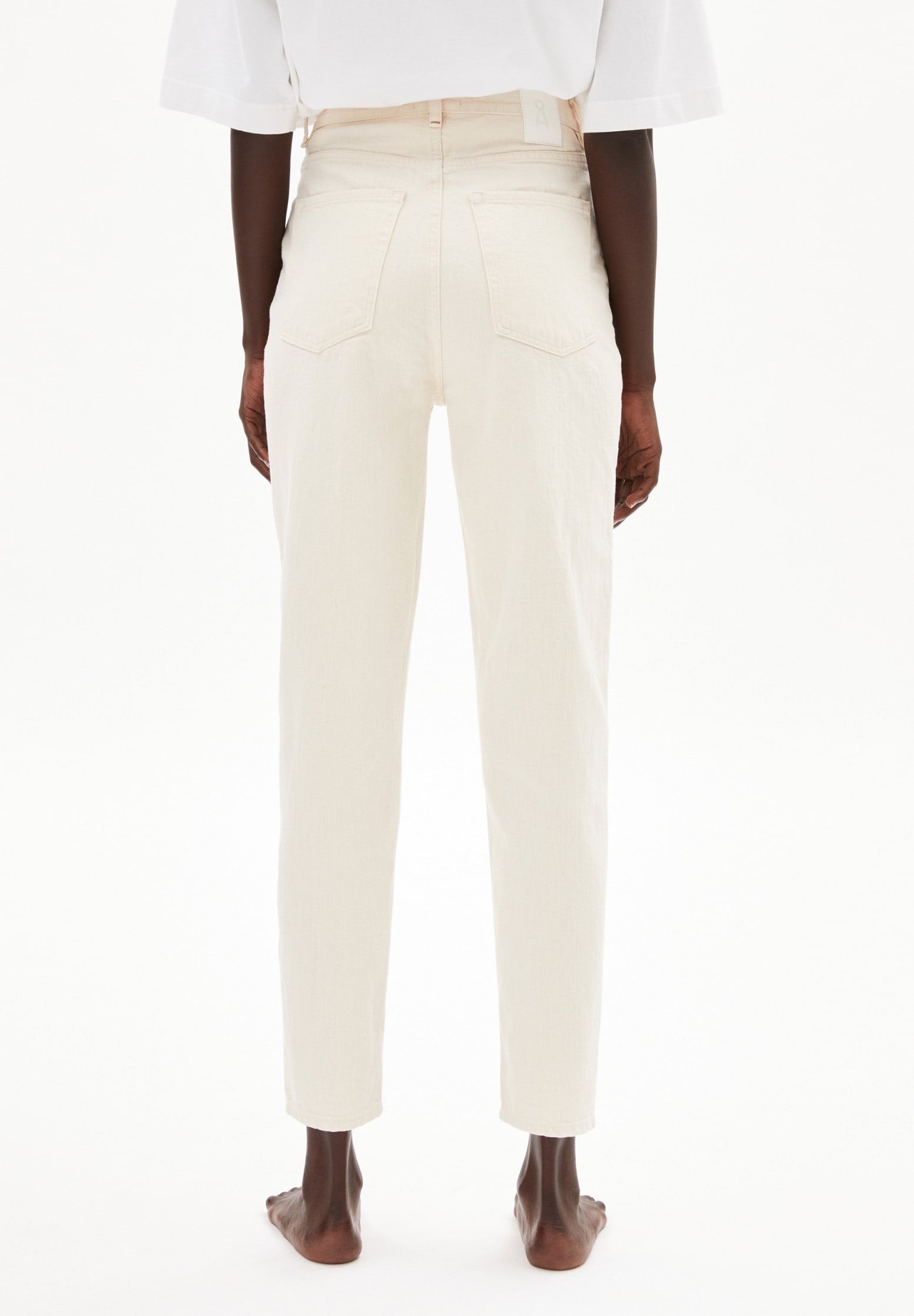 Mom jeans from Armedangels, made with undyed organic cotton. Tapered slightly cropped leg, high waist, zipper closure, side pockets and back pockets.