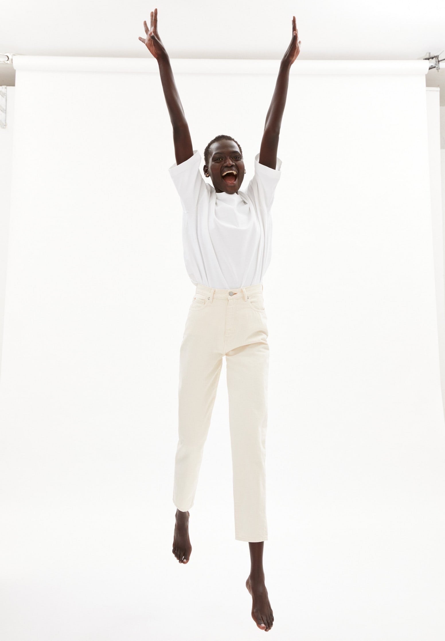 Mom jeans from Armedangels, made with undyed organic cotton. Tapered slightly cropped leg, high waist, zipper closure, side pockets and back pockets.