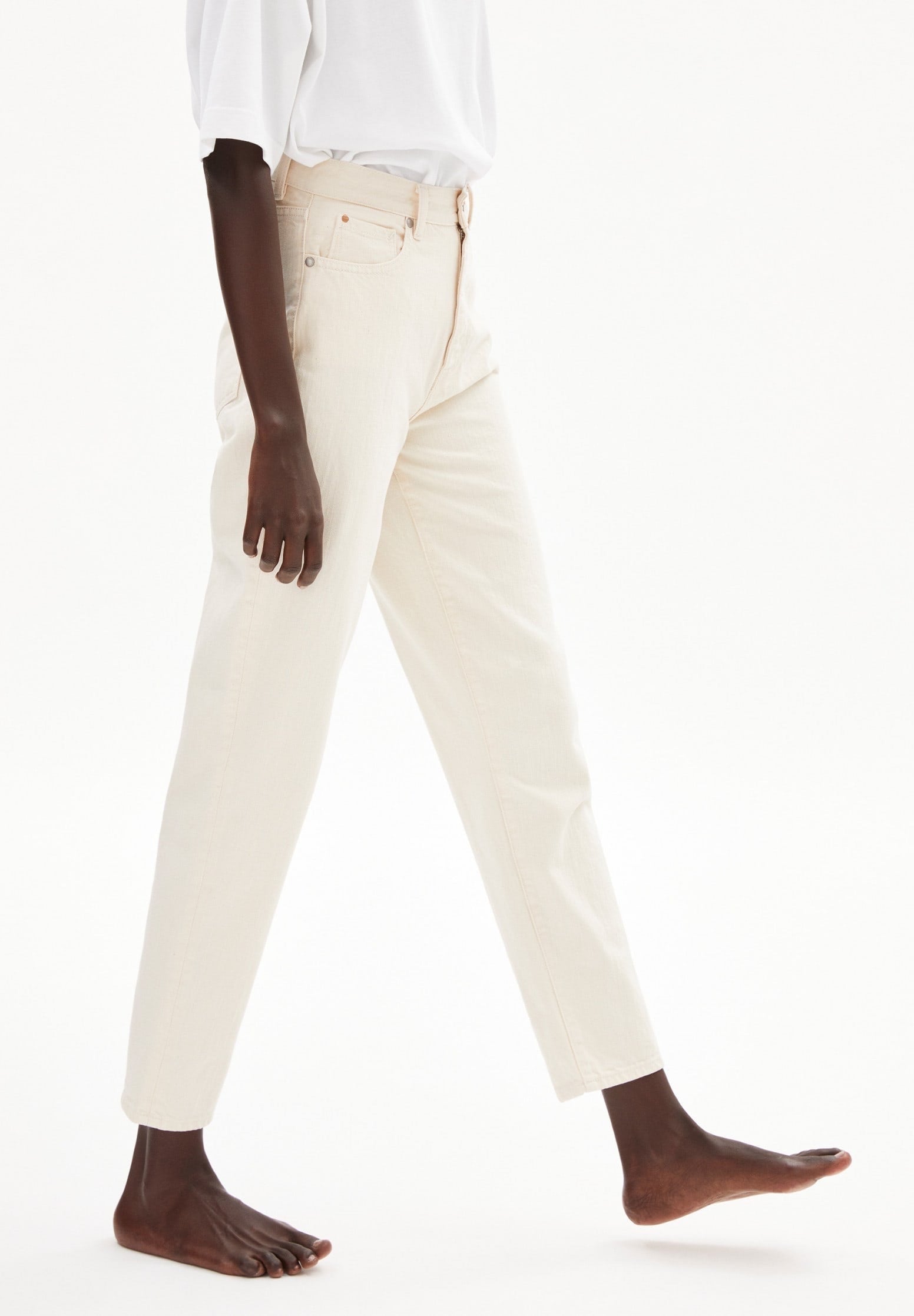 Mom jeans from Armedangels, made with undyed organic cotton. Tapered slightly cropped leg, high waist, zipper closure, side pockets and back pockets.