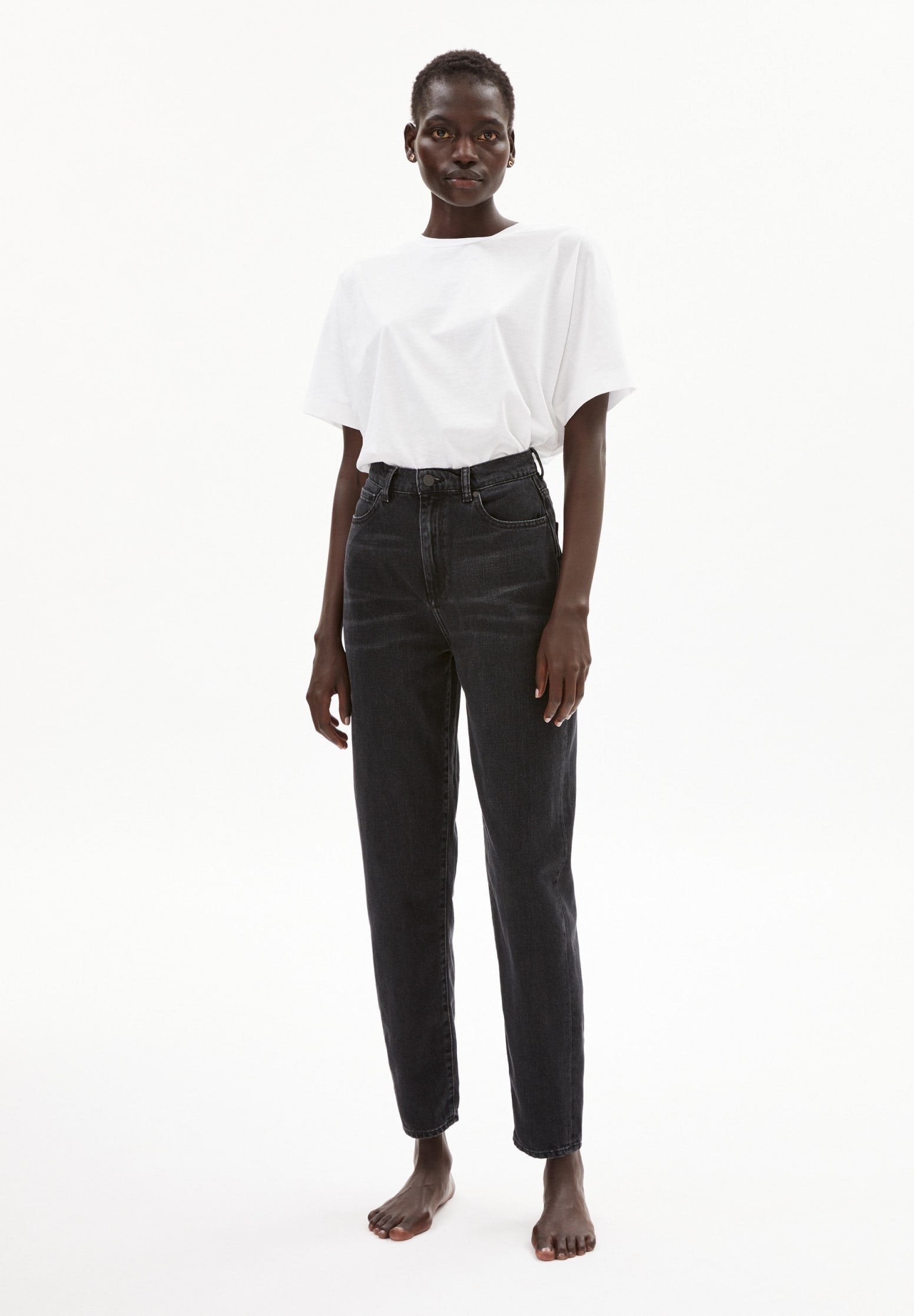 Mom fit jeans from Armedangels, high waist and tapered slightly cropped legs. In washed down black. Made from sustainable organic cotton. With zipper closure, side pockets and back pockets.