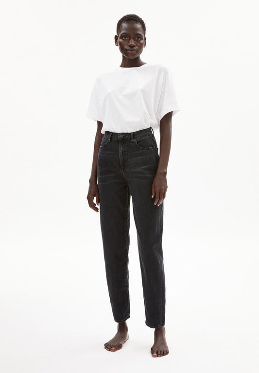 Mom fit jeans from Armedangels, high waist and tapered slightly cropped legs. In washed down black. Made from sustainable organic cotton. With zipper closure, side pockets and back pockets.