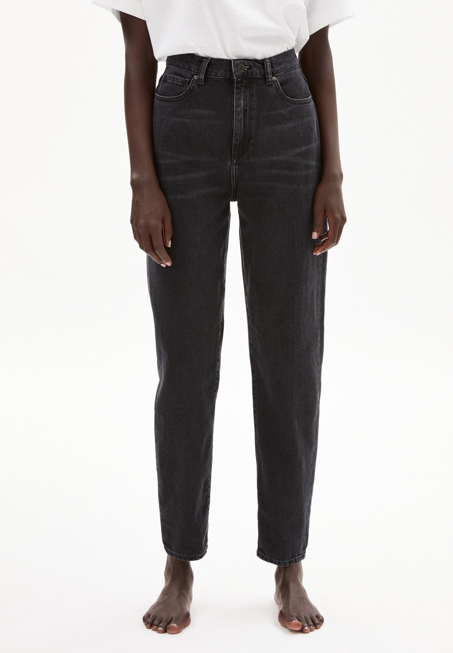 Mom fit jeans from Armedangels, high waist and tapered slightly cropped legs. In washed down black. Made from sustainable organic cotton. With zipper closure, side pockets and back pockets.