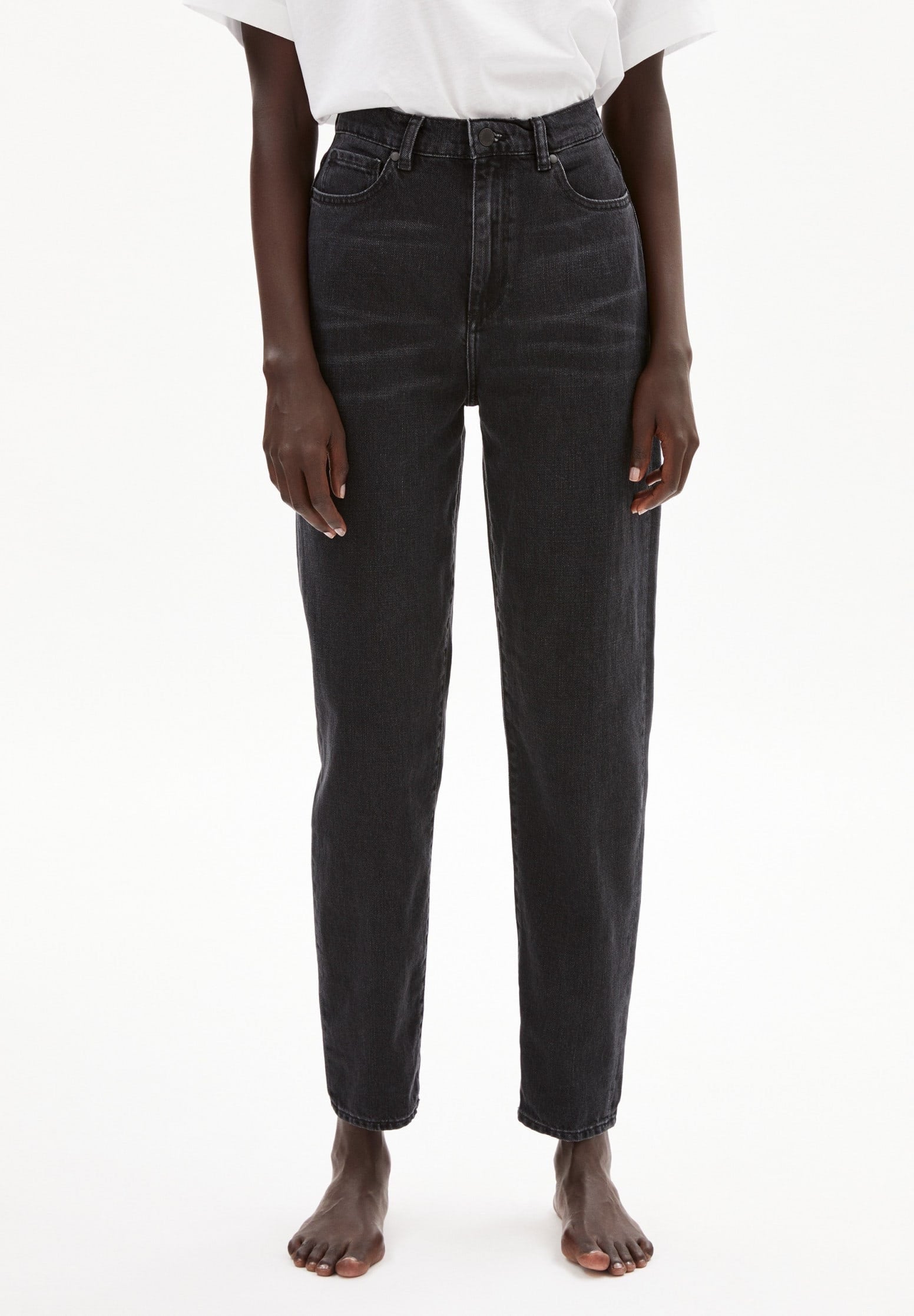 Mom fit jeans from Armedangels, high waist and tapered slightly cropped legs. In washed down black. Made from sustainable organic cotton. With zipper closure, side pockets and back pockets.