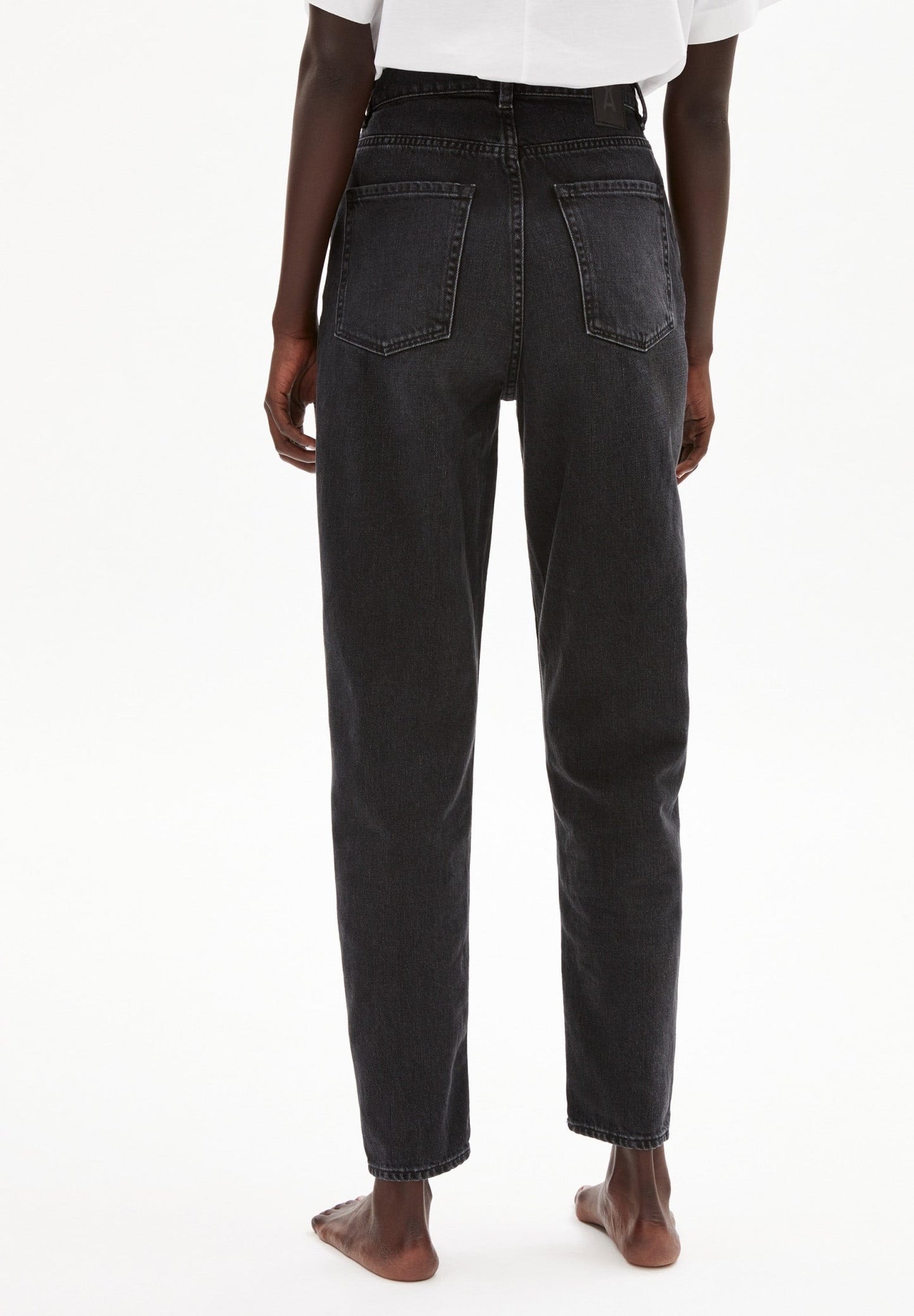 Mom fit jeans from Armedangels, high waist and tapered slightly cropped legs. In washed down black. Made from sustainable organic cotton. With zipper closure, side pockets and back pockets.