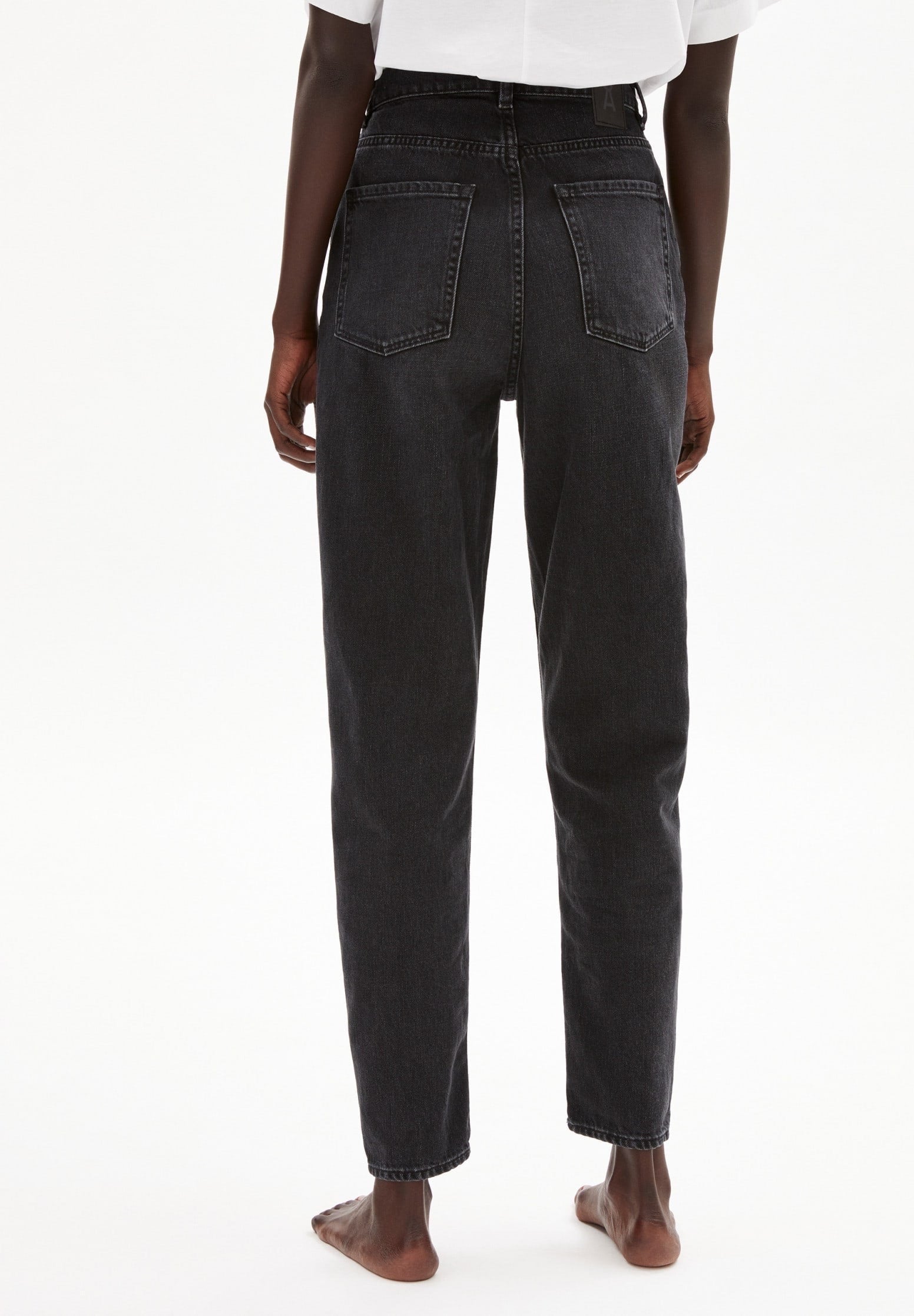 Mom fit jeans from Armedangels, high waist and tapered slightly cropped legs. In washed down black. Made from sustainable organic cotton. With zipper closure, side pockets and back pockets.
