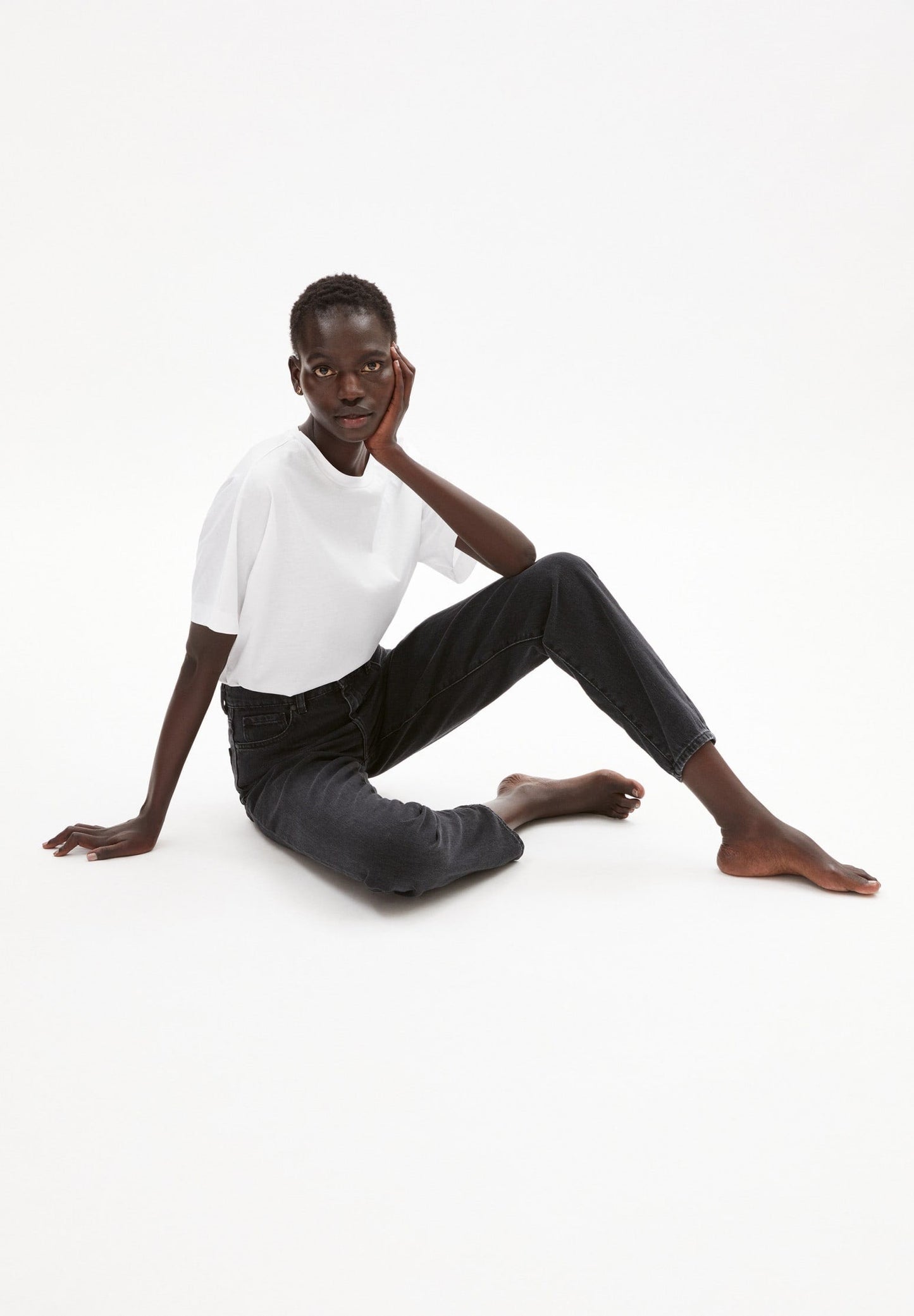 Mom fit jeans from Armedangels, high waist and tapered slightly cropped legs. In washed down black. Made from sustainable organic cotton. With zipper closure, side pockets and back pockets.