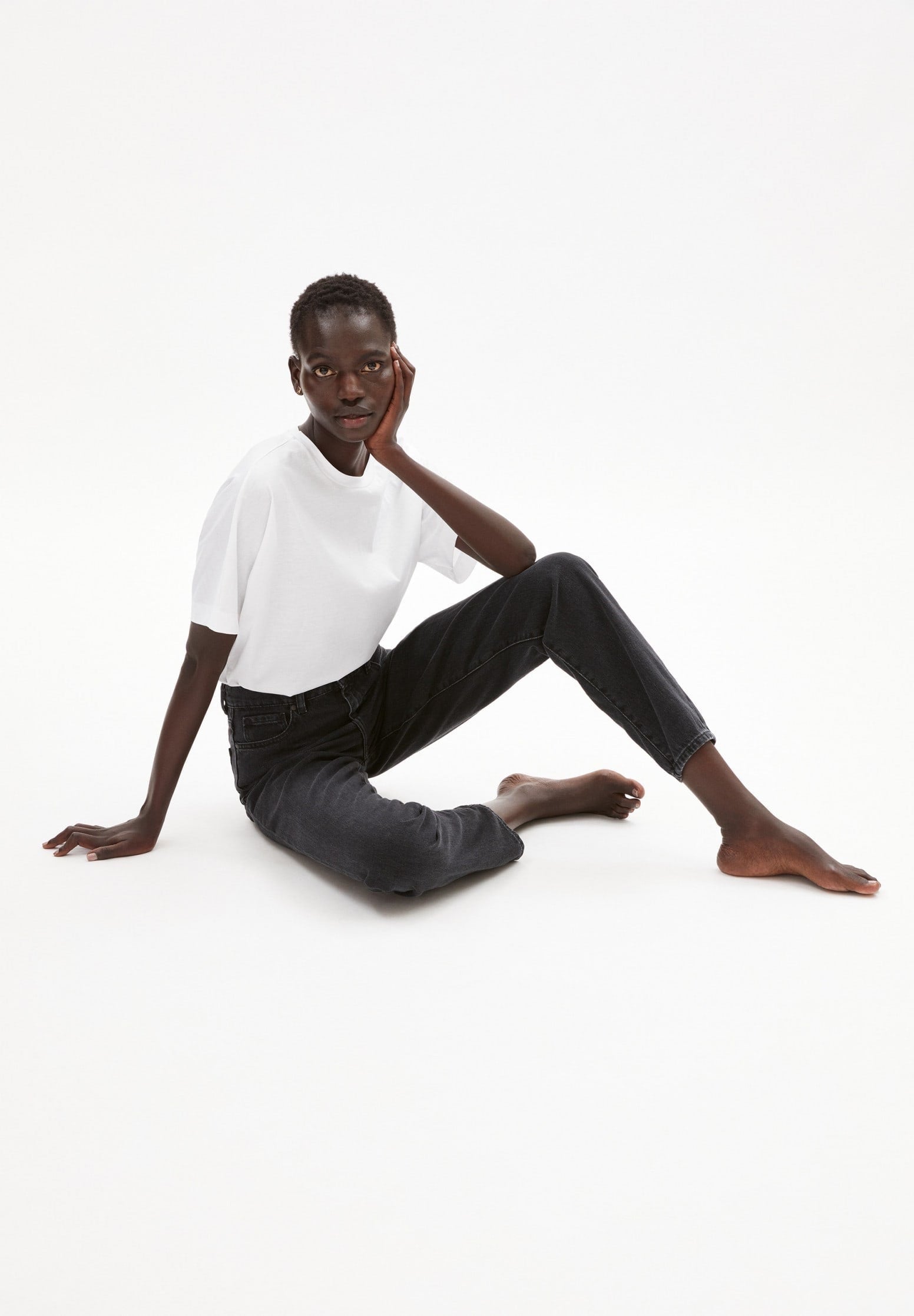 Mom fit jeans from Armedangels, high waist and tapered slightly cropped legs. In washed down black. Made from sustainable organic cotton. With zipper closure, side pockets and back pockets.
