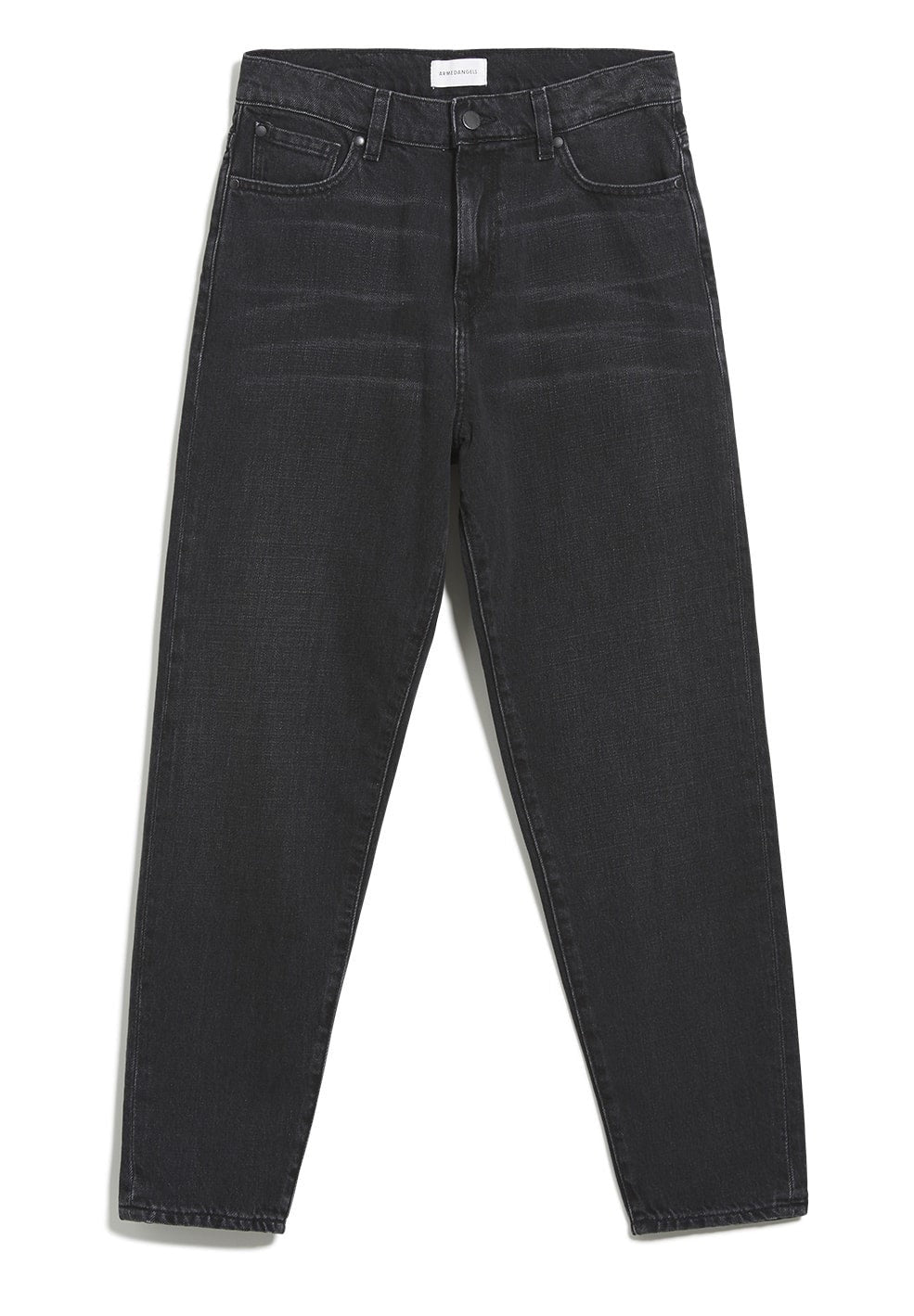 Mom fit jeans from Armedangels, high waist and tapered slightly cropped legs. In washed down black. Made from sustainable organic cotton. With zipper closure, side pockets and back pockets.