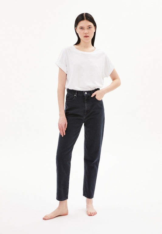 Mom jeans from Armedangels. Slightly cropped tapered leg, high waist. Zipper closure, side and back pockets. Made from sustainable organic cotton.